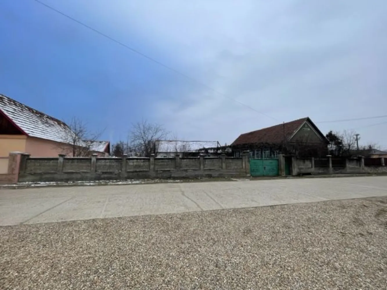 De vânzare | Casă tradițională la sat + teren 1.500 mp. Sat Săbolciu - De vânzare | Casă tradițională la sat + teren 1.500 mp | Săbolciu (com. Săcădat) | Comision 0 La doar 18 km de Oradea, în zona centrală a satului Săbolciu, vă propunem spre vânzare o proprietate cu casă și grădină, ideală pentru locuit, gospodărie sau investiție. Locație și acces: - Drum asfaltat în fața proprietății - Zonă centrală, cu acces facil - Utilități în curs de executare Casa (1975) – 2 corpuri: - Corp principal: 3 camere - Corp secundar: bucătărie de vară + anexe gospodărești Încălzire pe lemne Teren: Suprafață: 1.500 mp Front stradal aproximativ 30 ml (generos, cu posibilitate de dezmembrare pentru un nou loc de casă) Teren împrejmuit Gard de beton la stradă Preț: 52.000 € (negociabil) Comision 0 Contact: Sorin Gligor – 0731 290 032 }}