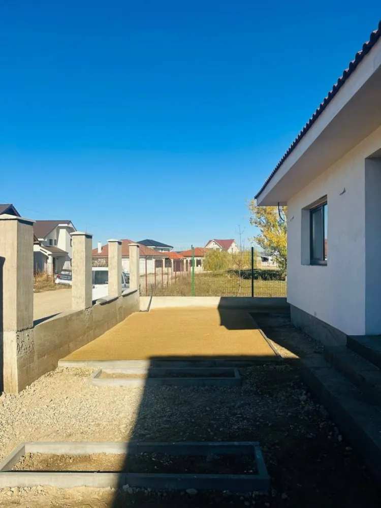 Casa noua, 4 camere,semifinisata, zona Grigorescu- 243.000 euro neg - Casă într-una din cele mai liniștite zone ale orașului, zona Grigorescu cu acces rapid la drum principal. Casa, construită pe un nivel cu materiale de calitate superioară. Pereți din cărămidă, izolație completă, încălzire în pardoseală, acoperiș din țiglă ceramică, Instalații electrice noi, ferestre mari cu tâmplărie termoizolantă. Terasa spațioasă și curte pregătită pentru gazon și pavaj. Locuri de parcare amenajate în fața casei cu posibilitatea parcării unei mașini in curte. Casă în curs de finalizare, cu posibilitatea de a fi predată „la cheie” (finisaje la alegerea cumpărătorului) O casă ideală pentru o familie care caută confort, spațiu și liniște — într-o zonă rezidențială curată, aerisită și în continuă dezvoltare, aproape de magazine, școală și transport. Pret: 2430.000 euro neg comision : 0 Contact: Sorin Gligor Tel: 0731290032 }}