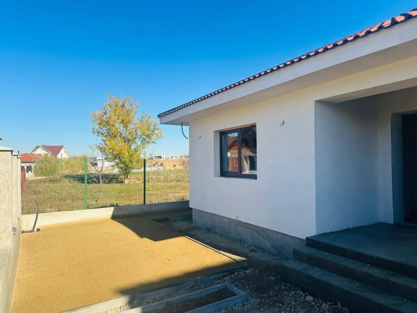 Casa noua, 4 camere,semifinisata, zona Grigorescu- 243.000 euro neg - Casă într-una din cele mai liniștite zone ale orașului, zona Grigorescu cu acces rapid la drum principal. Casa, construită pe un nivel cu materiale de calitate superioară. Pereți din cărămidă, izolație completă, încălzire în pardoseală, acoperiș din țiglă ceramică, Instalații electrice noi, ferestre mari cu tâmplărie termoizolantă. Terasa spațioasă și curte pregătită pentru gazon și pavaj. Locuri de parcare amenajate în fața casei cu posibilitatea parcării unei mașini in curte. Casă în curs de finalizare, cu posibilitatea de a fi predată „la cheie” (finisaje la alegerea cumpărătorului) O casă ideală pentru o familie care caută confort, spațiu și liniște — într-o zonă rezidențială curată, aerisită și în continuă dezvoltare, aproape de magazine, școală și transport. Pret: 2430.000 euro neg comision : 0 Contact: Sorin Gligor Tel: 0731290032 }}