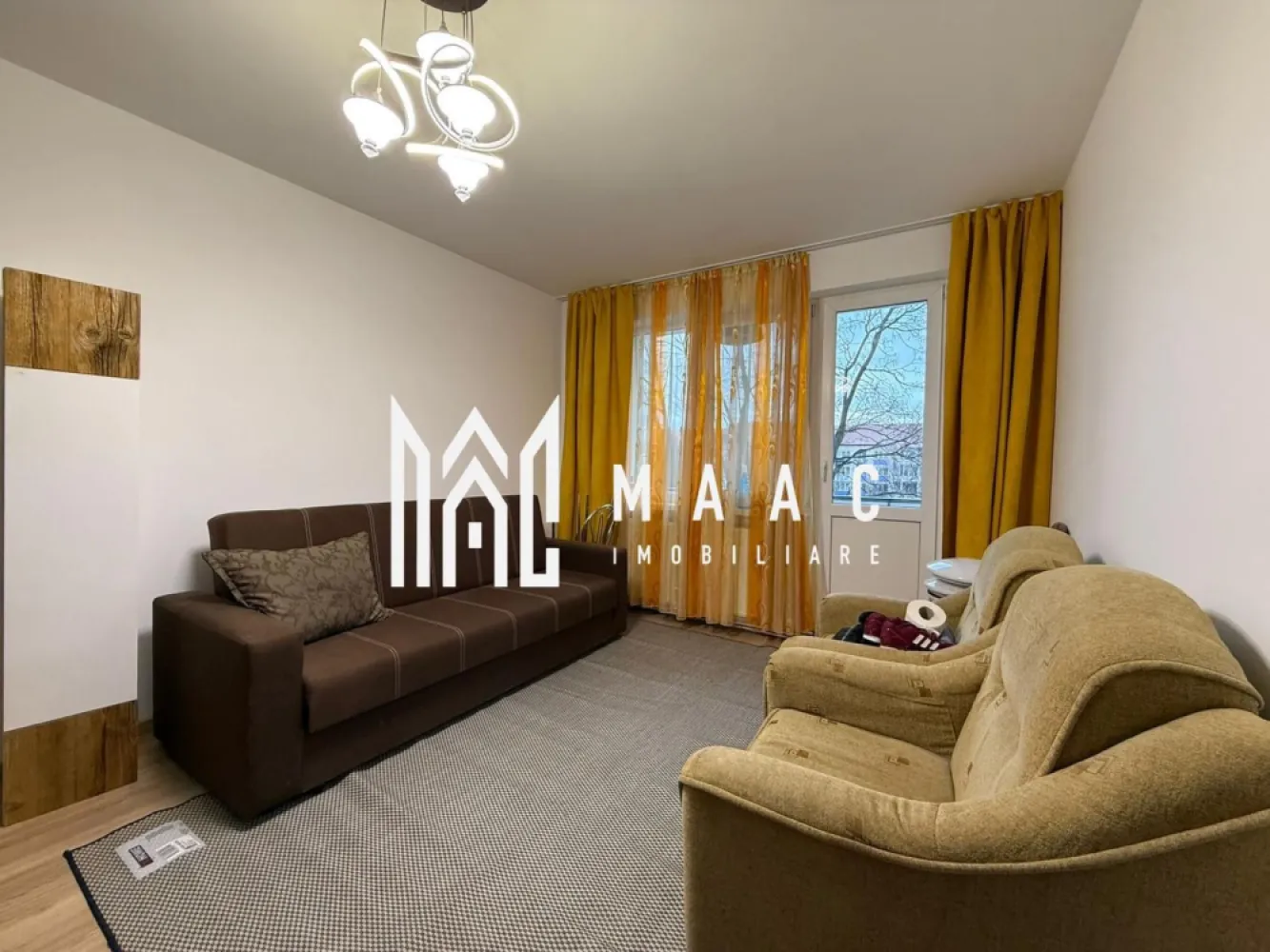 Apartament 2 camere | Etaj 3 | Balcon | Zona Centrala - MAAC Imobiliare propune spre inchiriere un apartament cu 2 camere complet mobilat si utilat, in zona Centrala (Milea - Dioda - Politie). Apartamentul semidecomandat se afla la etajul 3/4, si este alcatuit din living cu acces in balconul inchis, dormitor cu pat dublu, bucatarie inchisa, baie si 2 spatii de depozitare (debara). Amplasamentul blocului este unul avantajos, fiind la 10 minute de mers pe jos de centru si aproape de magazine/ farmacii. Vecinatatea este una foarte linistita. Se percepe o chirie in avans si garantie in cuantumul unei chirii lunare. Disponibilitate imediata. Se inchiriaza pe o perioada de minim 12 luni. Pentru mai multe detalii sau pentru a programa o vizionare, va rugam specificati telefonic: CP2855771 }}