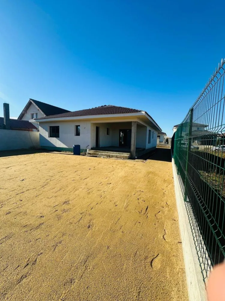 Casa noua, 4 camere,semifinisata, zona Grigorescu- 243.000 euro neg - Casă într-una din cele mai liniștite zone ale orașului, zona Grigorescu cu acces rapid la drum principal. Casa, construită pe un nivel cu materiale de calitate superioară. Pereți din cărămidă, izolație completă, încălzire în pardoseală, acoperiș din țiglă ceramică, Instalații electrice noi, ferestre mari cu tâmplărie termoizolantă. Terasa spațioasă și curte pregătită pentru gazon și pavaj. Locuri de parcare amenajate în fața casei cu posibilitatea parcării unei mașini in curte. Casă în curs de finalizare, cu posibilitatea de a fi predată „la cheie” (finisaje la alegerea cumpărătorului) O casă ideală pentru o familie care caută confort, spațiu și liniște — într-o zonă rezidențială curată, aerisită și în continuă dezvoltare, aproape de magazine, școală și transport. Pret: 2430.000 euro neg comision : 0 Contact: Sorin Gligor Tel: 0731290032 }}