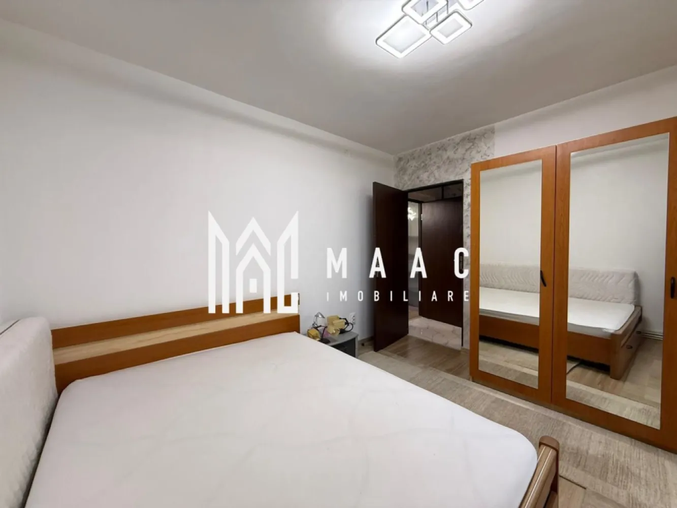 Apartament 2 camere | Etaj 3 | Balcon | Zona Centrala - MAAC Imobiliare propune spre inchiriere un apartament cu 2 camere complet mobilat si utilat, in zona Centrala (Milea - Dioda - Politie). Apartamentul semidecomandat se afla la etajul 3/4, si este alcatuit din living cu acces in balconul inchis, dormitor cu pat dublu, bucatarie inchisa, baie si 2 spatii de depozitare (debara). Amplasamentul blocului este unul avantajos, fiind la 10 minute de mers pe jos de centru si aproape de magazine/ farmacii. Vecinatatea este una foarte linistita. Se percepe o chirie in avans si garantie in cuantumul unei chirii lunare. Disponibilitate imediata. Se inchiriaza pe o perioada de minim 12 luni. Pentru mai multe detalii sau pentru a programa o vizionare, va rugam specificati telefonic: CP2855771 }}