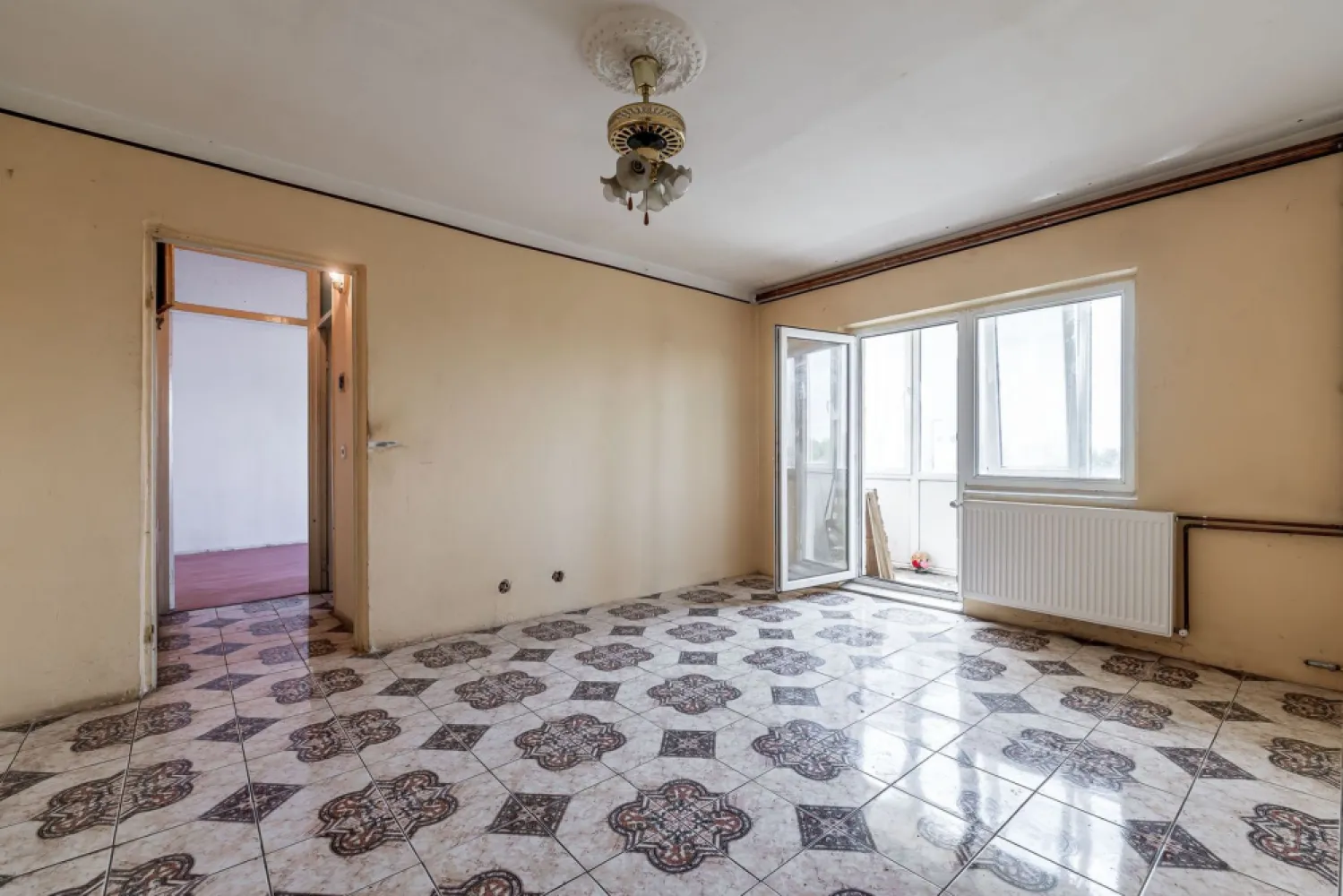 Apartament 3 camere în Vlaicu (zona Agora Mall) – etaj 2/4 - Locație excelentă (Vlaicu - Agora Mall), ai toate facilitățile la un pas distanță — centre comerciale, magazine, farmacii, școli și mijloace de transport public. Poziționarea oferă confortul urban de care ai nevoie în viața de zi cu zi.

Etajul perfect (2 din 4), un etaj intermediar extrem de căutat, ușor accesibil pe scări și foarte eficient din punct de vedere termic.

Priveliște relaxantă: deși ești într-o zonă vibrantă a cartierului Vlaicu, blocul este retras, iar ferestrele oferă o vedere directă spre o zonă verde, asigurând liniște și intimitate acasă.

Spațiu generos: compartimentarea este practică, semidecomandată și ușor de organizat.

Situat în zona Agora Mall, una dintre cele mai dinamice și căutate zone din Vlaicu, apartamentul răspunde perfect nevoilor actuale de spațiu: cele 3 camere pot fi configurate cu ușurință într-un living luminos, un dormitor matrimonial primitor și o a treia cameră, ideală pentru camera copilului sau pentru un birou dedicat muncii de acasă.

Detalii: 0722252639

Consultant Imobiliar: Sebastian Nica

Agenție: Acasa Arad