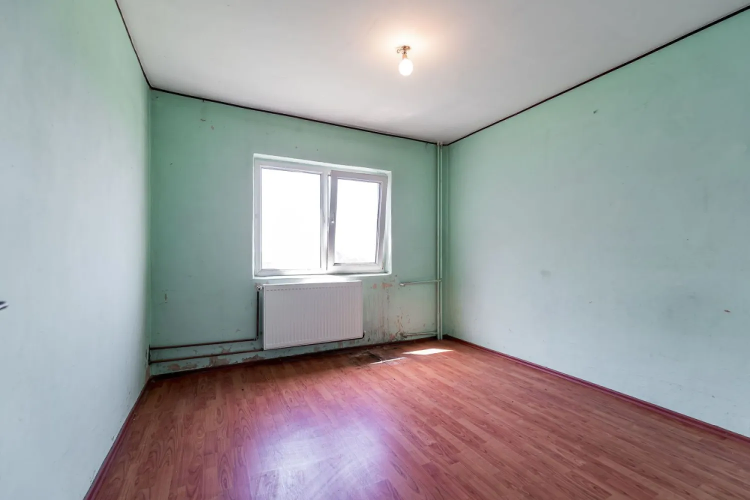 Apartament 3 camere în Vlaicu (zona Agora Mall) – etaj 2/4 - Locație excelentă (Vlaicu - Agora Mall), ai toate facilitățile la un pas distanță — centre comerciale, magazine, farmacii, școli și mijloace de transport public. Poziționarea oferă confortul urban de care ai nevoie în viața de zi cu zi.

Etajul perfect (2 din 4), un etaj intermediar extrem de căutat, ușor accesibil pe scări și foarte eficient din punct de vedere termic.

Priveliște relaxantă: deși ești într-o zonă vibrantă a cartierului Vlaicu, blocul este retras, iar ferestrele oferă o vedere directă spre o zonă verde, asigurând liniște și intimitate acasă.

Spațiu generos: compartimentarea este practică, semidecomandată și ușor de organizat.

Situat în zona Agora Mall, una dintre cele mai dinamice și căutate zone din Vlaicu, apartamentul răspunde perfect nevoilor actuale de spațiu: cele 3 camere pot fi configurate cu ușurință într-un living luminos, un dormitor matrimonial primitor și o a treia cameră, ideală pentru camera copilului sau pentru un birou dedicat muncii de acasă.

Detalii: 0722252639

Consultant Imobiliar: Sebastian Nica

Agenție: Acasa Arad