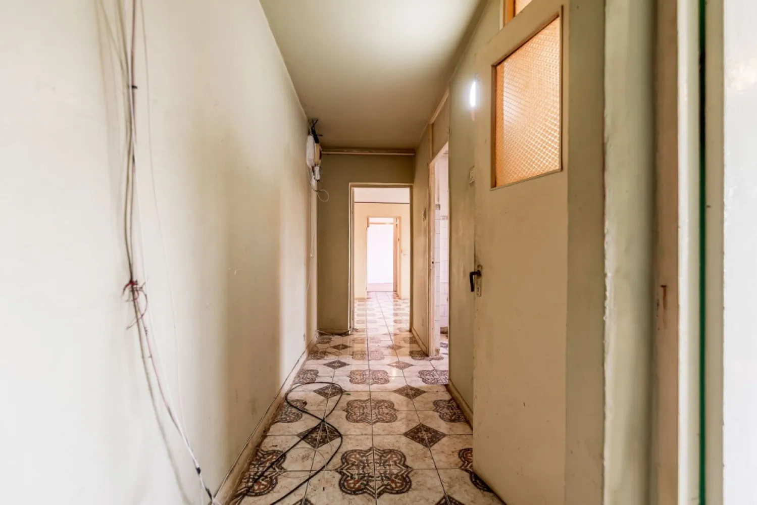 Apartament 3 camere în Vlaicu (zona Agora Mall) – etaj 2/4 - Locație excelentă (Vlaicu - Agora Mall), ai toate facilitățile la un pas distanță — centre comerciale, magazine, farmacii, școli și mijloace de transport public. Poziționarea oferă confortul urban de care ai nevoie în viața de zi cu zi.

Etajul perfect (2 din 4), un etaj intermediar extrem de căutat, ușor accesibil pe scări și foarte eficient din punct de vedere termic.

Priveliște relaxantă: deși ești într-o zonă vibrantă a cartierului Vlaicu, blocul este retras, iar ferestrele oferă o vedere directă spre o zonă verde, asigurând liniște și intimitate acasă.

Spațiu generos: compartimentarea este practică, semidecomandată și ușor de organizat.

Situat în zona Agora Mall, una dintre cele mai dinamice și căutate zone din Vlaicu, apartamentul răspunde perfect nevoilor actuale de spațiu: cele 3 camere pot fi configurate cu ușurință într-un living luminos, un dormitor matrimonial primitor și o a treia cameră, ideală pentru camera copilului sau pentru un birou dedicat muncii de acasă.

Detalii: 0722252639

Consultant Imobiliar: Sebastian Nica

Agenție: Acasa Arad