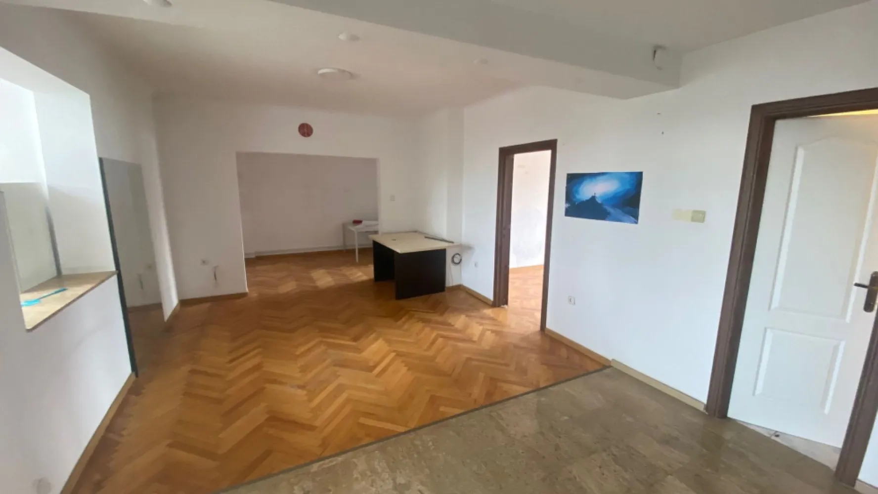 Piata Domenii - Ion Mihalache apartament 3 camere de vanzare - K Imobiliare va propune spre vanzare un apartament generos de 3 camere situat in fata Pietii Domenii. Apartamentul are suprafata de 78 mp. utili si o boxa la subsolul imobilului. incalzirea se face cu centrala termica pe gaz. Imobil construit in perioada interbelica si fara expertizare risc seismic. Acte in perfecta ordine. Pret negociabil. Comision agentie 2%.