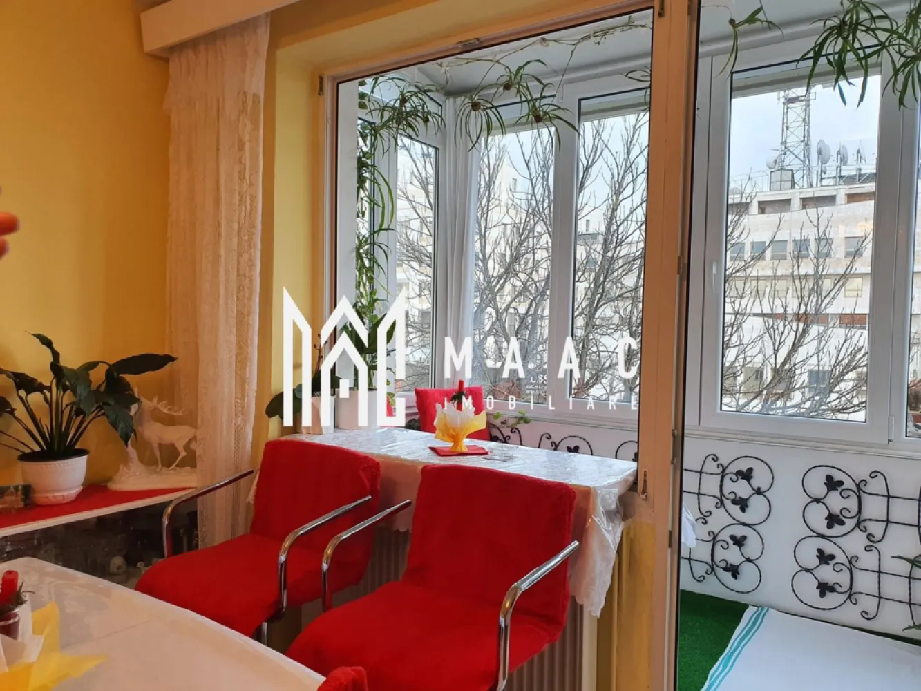 Apartament 2 camere | Ultracentral – Calea Dumbrăvii | 46 mp utili - MAAC Imobiliare vă propune spre vânzare un apartament situat în zonă ultracentrală, pe Calea Dumbrăvii, la doar 4 minute(mers pe jos) de centrul istoric al Sibiului. Proprietatea este ideală atât pentru locuit, cât și pentru investiție, datorită poziționării excelente într-una dintre cele mai căutate zone ale orașului. Detalii apartament Suprafață utilă: 46 mp Compartimentare: semidecomandată 2 camere Balcon amenajat Parcare în fața scării Apartament foarte bine întreținut Compartimentare Hol de intrare generos, cu debara Bucătărie cu cămară spațioasă Living cu balcon amenajat și vedere spre munți Dormitor Baie cu cabină de duș modernă Construcție & îmbunătățiri Aer condiționat Parchet din lemn de cires foarte bine întreținut Acoperiș din țiglă Pod izolat Apartament bine întreținut, pregătit pentru locuit imediat Avantaje Zonă ultracentrală, foarte căutată La câteva minute de centrul istoric (mers pe jos) Aproape de magazine, restaurante, parcuri și transport Vedere frumoasă spre munți Potrivit pentru locuit sau regim hotelier Apartamentul se va preda fara mobila 📞 Contactează-ne pentru mai multe detalii sau pentru a programa o vizionare, menționează CP2916427! }}