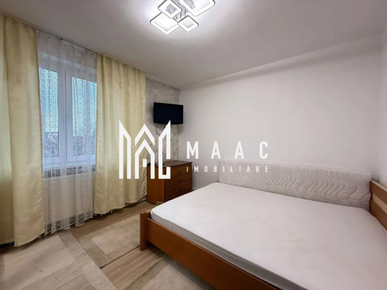 Apartament 2 camere | Etaj 3 | Balcon | Zona Centrala - MAAC Imobiliare propune spre inchiriere un apartament cu 2 camere complet mobilat si utilat, in zona Centrala (Milea - Dioda - Politie). Apartamentul semidecomandat se afla la etajul 3/4, si este alcatuit din living cu acces in balconul inchis, dormitor cu pat dublu, bucatarie inchisa, baie si 2 spatii de depozitare (debara). Amplasamentul blocului este unul avantajos, fiind la 10 minute de mers pe jos de centru si aproape de magazine/ farmacii. Vecinatatea este una foarte linistita. Se percepe o chirie in avans si garantie in cuantumul unei chirii lunare. Disponibilitate imediata. Se inchiriaza pe o perioada de minim 12 luni. Pentru mai multe detalii sau pentru a programa o vizionare, va rugam specificati telefonic: CP2855771 }}