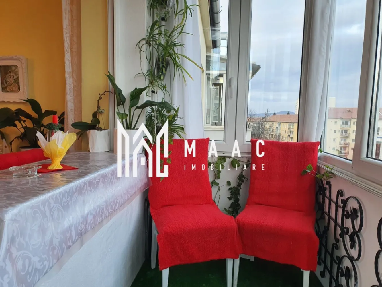 Apartament 2 camere | Ultracentral – Calea Dumbrăvii | 46 mp utili - MAAC Imobiliare vă propune spre vânzare un apartament situat în zonă ultracentrală, pe Calea Dumbrăvii, la doar 4 minute(mers pe jos) de centrul istoric al Sibiului. Proprietatea este ideală atât pentru locuit, cât și pentru investiție, datorită poziționării excelente într-una dintre cele mai căutate zone ale orașului. Detalii apartament Suprafață utilă: 46 mp Compartimentare: semidecomandată 2 camere Balcon amenajat Parcare în fața scării Apartament foarte bine întreținut Compartimentare Hol de intrare generos, cu debara Bucătărie cu cămară spațioasă Living cu balcon amenajat și vedere spre munți Dormitor Baie cu cabină de duș modernă Construcție & îmbunătățiri Aer condiționat Parchet din lemn de cires foarte bine întreținut Acoperiș din țiglă Pod izolat Apartament bine întreținut, pregătit pentru locuit imediat Avantaje Zonă ultracentrală, foarte căutată La câteva minute de centrul istoric (mers pe jos) Aproape de magazine, restaurante, parcuri și transport Vedere frumoasă spre munți Potrivit pentru locuit sau regim hotelier Apartamentul se va preda fara mobila 📞 Contactează-ne pentru mai multe detalii sau pentru a programa o vizionare, menționează CP2916427! }}