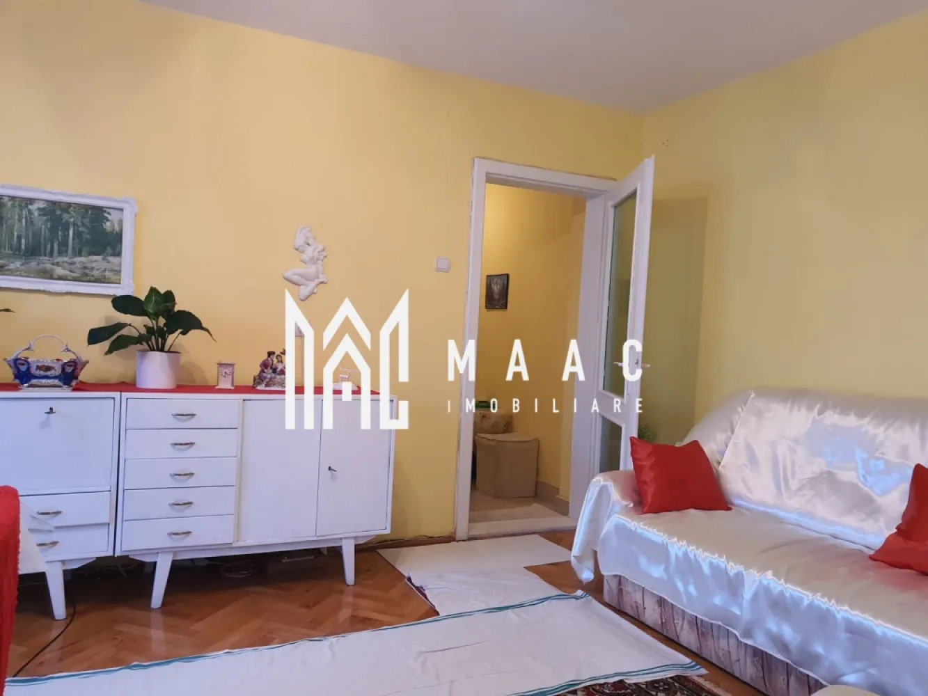 Apartament 2 camere | Ultracentral – Calea Dumbrăvii | 46 mp utili - MAAC Imobiliare vă propune spre vânzare un apartament situat în zonă ultracentrală, pe Calea Dumbrăvii, la doar 4 minute(mers pe jos) de centrul istoric al Sibiului. Proprietatea este ideală atât pentru locuit, cât și pentru investiție, datorită poziționării excelente într-una dintre cele mai căutate zone ale orașului. Detalii apartament Suprafață utilă: 46 mp Compartimentare: semidecomandată 2 camere Balcon amenajat Parcare în fața scării Apartament foarte bine întreținut Compartimentare Hol de intrare generos, cu debara Bucătărie cu cămară spațioasă Living cu balcon amenajat și vedere spre munți Dormitor Baie cu cabină de duș modernă Construcție & îmbunătățiri Aer condiționat Parchet din lemn de cires foarte bine întreținut Acoperiș din țiglă Pod izolat Apartament bine întreținut, pregătit pentru locuit imediat Avantaje Zonă ultracentrală, foarte căutată La câteva minute de centrul istoric (mers pe jos) Aproape de magazine, restaurante, parcuri și transport Vedere frumoasă spre munți Potrivit pentru locuit sau regim hotelier Apartamentul se va preda fara mobila 📞 Contactează-ne pentru mai multe detalii sau pentru a programa o vizionare, menționează CP2916427! }}
