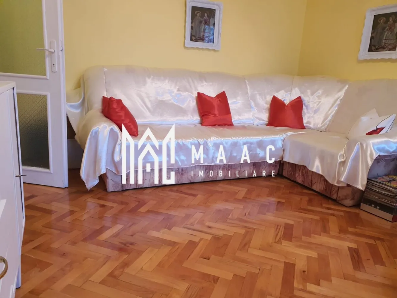 Apartament 2 camere | Ultracentral – Calea Dumbrăvii | 46 mp utili - MAAC Imobiliare vă propune spre vânzare un apartament situat în zonă ultracentrală, pe Calea Dumbrăvii, la doar 4 minute(mers pe jos) de centrul istoric al Sibiului. Proprietatea este ideală atât pentru locuit, cât și pentru investiție, datorită poziționării excelente într-una dintre cele mai căutate zone ale orașului. Detalii apartament Suprafață utilă: 46 mp Compartimentare: semidecomandată 2 camere Balcon amenajat Parcare în fața scării Apartament foarte bine întreținut Compartimentare Hol de intrare generos, cu debara Bucătărie cu cămară spațioasă Living cu balcon amenajat și vedere spre munți Dormitor Baie cu cabină de duș modernă Construcție & îmbunătățiri Aer condiționat Parchet din lemn de cires foarte bine întreținut Acoperiș din țiglă Pod izolat Apartament bine întreținut, pregătit pentru locuit imediat Avantaje Zonă ultracentrală, foarte căutată La câteva minute de centrul istoric (mers pe jos) Aproape de magazine, restaurante, parcuri și transport Vedere frumoasă spre munți Potrivit pentru locuit sau regim hotelier Apartamentul se va preda fara mobila 📞 Contactează-ne pentru mai multe detalii sau pentru a programa o vizionare, menționează CP2916427! }}
