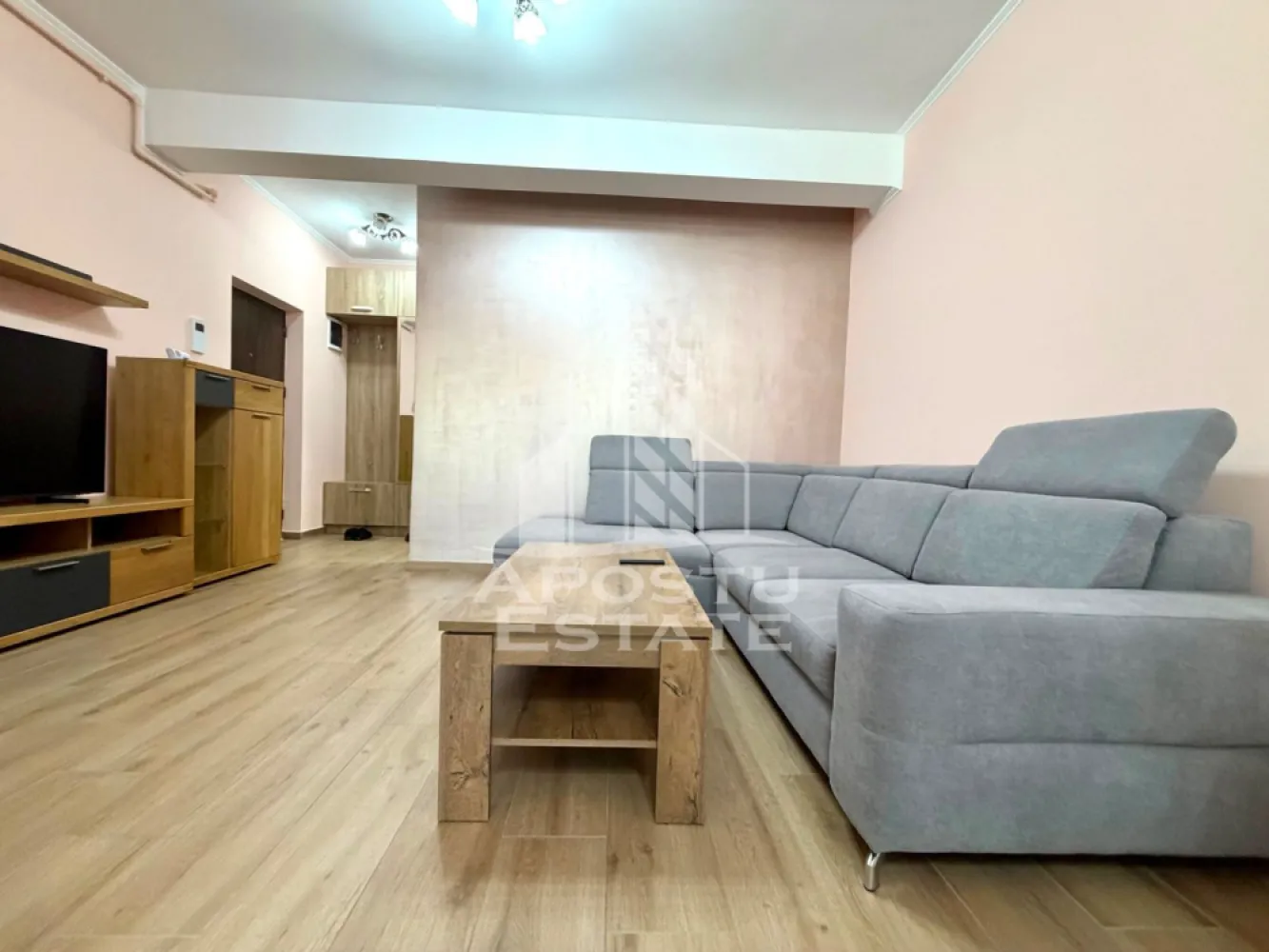 Apartament 2 camere de vanzare, loc de parcare, Timisoara, judet Timis - Agentia imobiliara APOSTU ESTATE va propune spre vanzare un apartament cu 2 camere, mobilat si utilat, situat in judetul Timis, Timisoara, zona Dambovita.
Apartamentul este situat la parter intr-un bloc nou, anvelopat termic si are o suprafata de 48 mp utili. 
Compartimentare:
- Hol de acces
- Bucatarie 
- Living 
- Dormitor 
- Dressing
- Baie cu cada
Confortul termic este realizat prin intermediul centralei proprii, sistem de incalzire prin pardoseala. 
Zona foarte linistita cu numeroase facilitati si puncte de interes precum: acces rapid si usor la mijloacele de transport in comun, mall-ul Shopping City la cateva minute distanta, piata si alte supermarket-uri in apropiere, farmacii, institutii de invatamant, restaurante, baruri, cafenele si multe altele.
Agentia imobiliara Apostu Estate va ofera consultanta bancara gratuita prin intermediul colaboratorilor nostri pentru alegerea celui mai potrivit tip de credit, astfel incat tu sa devi noul proprietar al acestui apartament.
Va asteptam cu drag la o vizionare chiar si astazi!
ID intern: CP3191167.