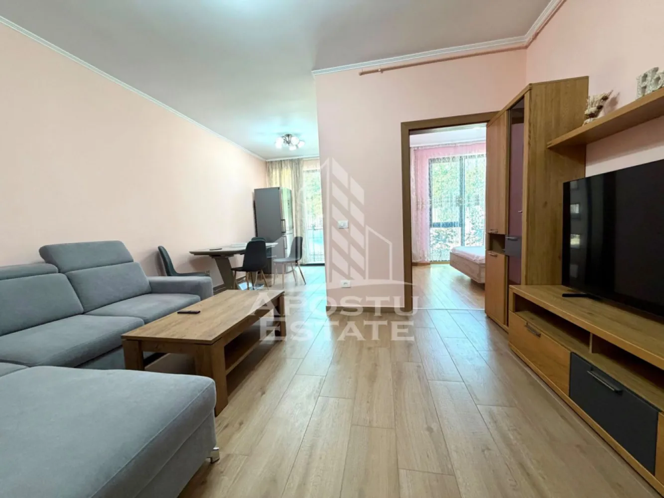 Apartament 2 camere de vanzare, loc de parcare, Timisoara, judet Timis - Agentia imobiliara APOSTU ESTATE va propune spre vanzare un apartament cu 2 camere, mobilat si utilat, situat in judetul Timis, Timisoara, zona Dambovita.
Apartamentul este situat la parter intr-un bloc nou, anvelopat termic si are o suprafata de 48 mp utili. 
Compartimentare:
- Hol de acces
- Bucatarie 
- Living 
- Dormitor 
- Dressing
- Baie cu cada
Confortul termic este realizat prin intermediul centralei proprii, sistem de incalzire prin pardoseala. 
Zona foarte linistita cu numeroase facilitati si puncte de interes precum: acces rapid si usor la mijloacele de transport in comun, mall-ul Shopping City la cateva minute distanta, piata si alte supermarket-uri in apropiere, farmacii, institutii de invatamant, restaurante, baruri, cafenele si multe altele.
Agentia imobiliara Apostu Estate va ofera consultanta bancara gratuita prin intermediul colaboratorilor nostri pentru alegerea celui mai potrivit tip de credit, astfel incat tu sa devi noul proprietar al acestui apartament.
Va asteptam cu drag la o vizionare chiar si astazi!
ID intern: CP3191167.