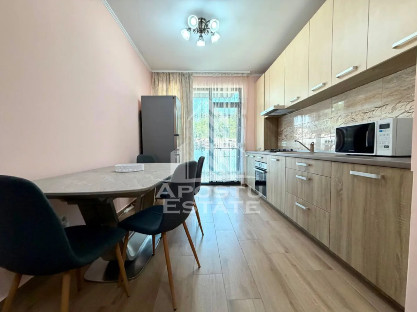 Apartament 2 camere de vanzare, loc de parcare, Timisoara, judet Timis - Agentia imobiliara APOSTU ESTATE va propune spre vanzare un apartament cu 2 camere, mobilat si utilat, situat in judetul Timis, Timisoara, zona Dambovita.
Apartamentul este situat la parter intr-un bloc nou, anvelopat termic si are o suprafata de 48 mp utili. 
Compartimentare:
- Hol de acces
- Bucatarie 
- Living 
- Dormitor 
- Dressing
- Baie cu cada
Confortul termic este realizat prin intermediul centralei proprii, sistem de incalzire prin pardoseala. 
Zona foarte linistita cu numeroase facilitati si puncte de interes precum: acces rapid si usor la mijloacele de transport in comun, mall-ul Shopping City la cateva minute distanta, piata si alte supermarket-uri in apropiere, farmacii, institutii de invatamant, restaurante, baruri, cafenele si multe altele.
Agentia imobiliara Apostu Estate va ofera consultanta bancara gratuita prin intermediul colaboratorilor nostri pentru alegerea celui mai potrivit tip de credit, astfel incat tu sa devi noul proprietar al acestui apartament.
Va asteptam cu drag la o vizionare chiar si astazi!
ID intern: CP3191167.