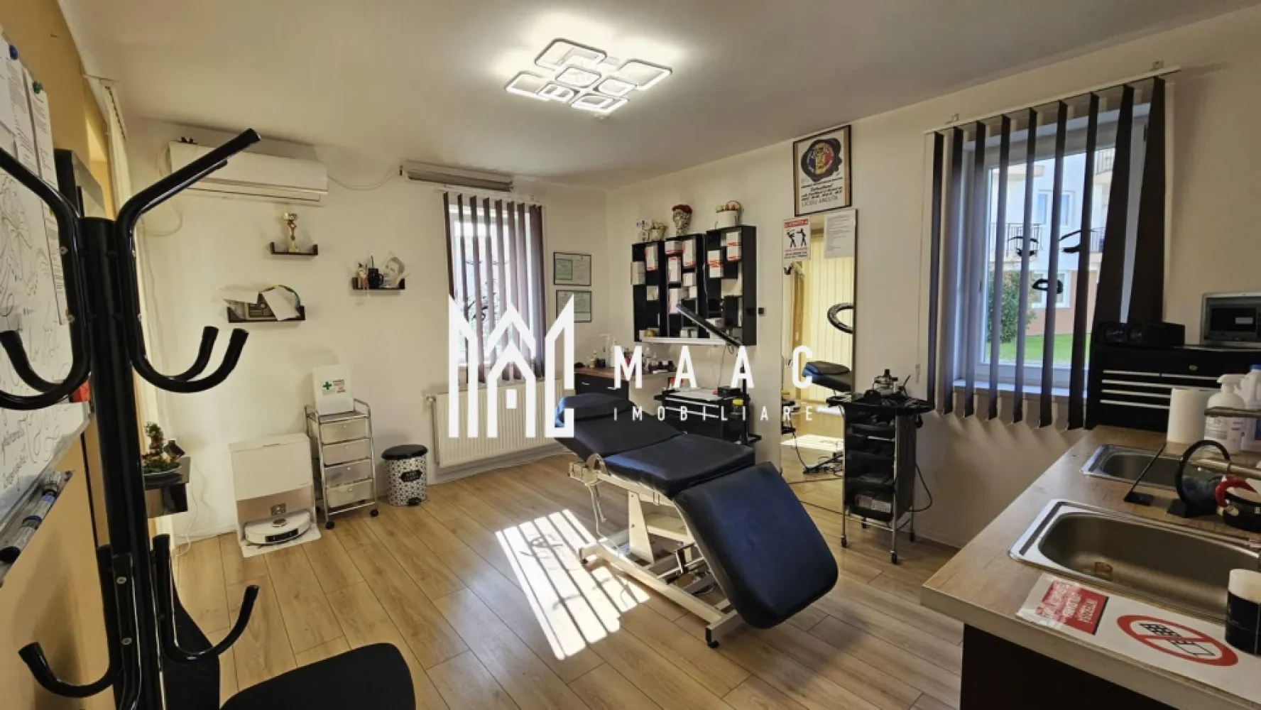 Spațiu comercial 2 camere compartimentat | Ștefan cel Mare, Sibiu | parter, 3 parcări - Spațiu comercial de 67 mp utili, cu 2 camere și 2 băi, la parter, în Ștefan cel Mare, Sibiu. Potrivit pentru birou, salon, magazin sau showroom.

Detalii proprietate:
• 67 mp utili și 80 mp construiți
• 2 camere, 2 băi, hol și sală de așteptare
• compartimentat, situat la parter, într-un imobil cu 4 niveluri
• construit în 2021
• 3 locuri de parcare
• disponibil începând cu 01.08.2026

Context zonă:
Proprietatea este amplasată în cartierul rezidențial Henri Coandă, în zona Ștefan cel Mare, Sibiu.

Pentru mai multe detalii sau pentru programarea unei vizionări, contactați-ne și menționați codul anunț CP3172550.