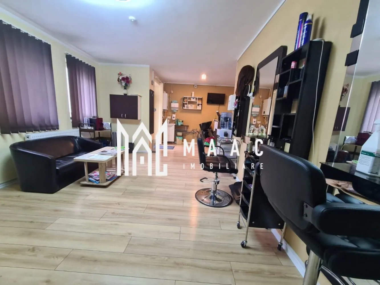 Spațiu comercial 2 camere compartimentat | Ștefan cel Mare, Sibiu | parter, 3 parcări - Spațiu comercial de 67 mp utili, cu 2 camere și 2 băi, la parter, în Ștefan cel Mare, Sibiu. Potrivit pentru birou, salon, magazin sau showroom.

Detalii proprietate:
• 67 mp utili și 80 mp construiți
• 2 camere, 2 băi, hol și sală de așteptare
• compartimentat, situat la parter, într-un imobil cu 4 niveluri
• construit în 2021
• 3 locuri de parcare
• disponibil începând cu 01.08.2026

Context zonă:
Proprietatea este amplasată în cartierul rezidențial Henri Coandă, în zona Ștefan cel Mare, Sibiu.

Pentru mai multe detalii sau pentru programarea unei vizionări, contactați-ne și menționați codul anunț CP3172550.