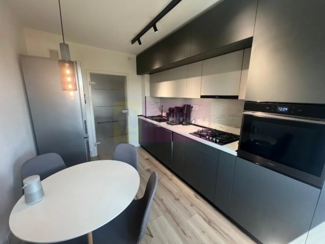 Ap 4 camere superb-Vedere la Parcul Morarilor-Mobilat modern-Centrală - Agentia Imobiliara Apulum 94, 

Vă prezentăm un apartament de 4 camere, cu o suprafață de aproximativ 86 mp, situat într-o zonă excelentă din Sectorul 2, chiar lângă Parcul Morarilor, ideal pentru familiile care își doresc confort, liniște și acces rapid la toate facilitățile orașului.

 Apartamentul a fost renovat complet și amenajat modern, cu mult bun gust, fiind pregătit pentru mutare imediată, fără investiții suplimentare.

Caracteristici:

✔ 4 camere spațioase și bine compartimentate
✔ Suprafață utilă de aproximativ 86 mp
✔ Etaj 9
✔ Centrală termică proprie
✔ Finisaje moderne și interior renovat complet
✔ Se vinde mobilat și utilat 
✔ Foarte luminos, cu o compartimentare practică și confortabilă.

Localizare excelentă:

 Parcul Morarilor – chiar lângă bloc, ideal pentru relaxare și activități în familie;
 Stație de metrou la câteva minute de mers pe jos;
 Kaufland în imediata apropiere;
 Grădiniță, școală și liceu la distanță foarte mică;
 Acces facil la mijloace de transport și principalele artere ale orașului.

Acest apartament reprezintă alegerea ideală pentru o familie care își dorește un cămin modern, într-o zonă foarte bine conectată și cu toate facilitățile la îndemână.