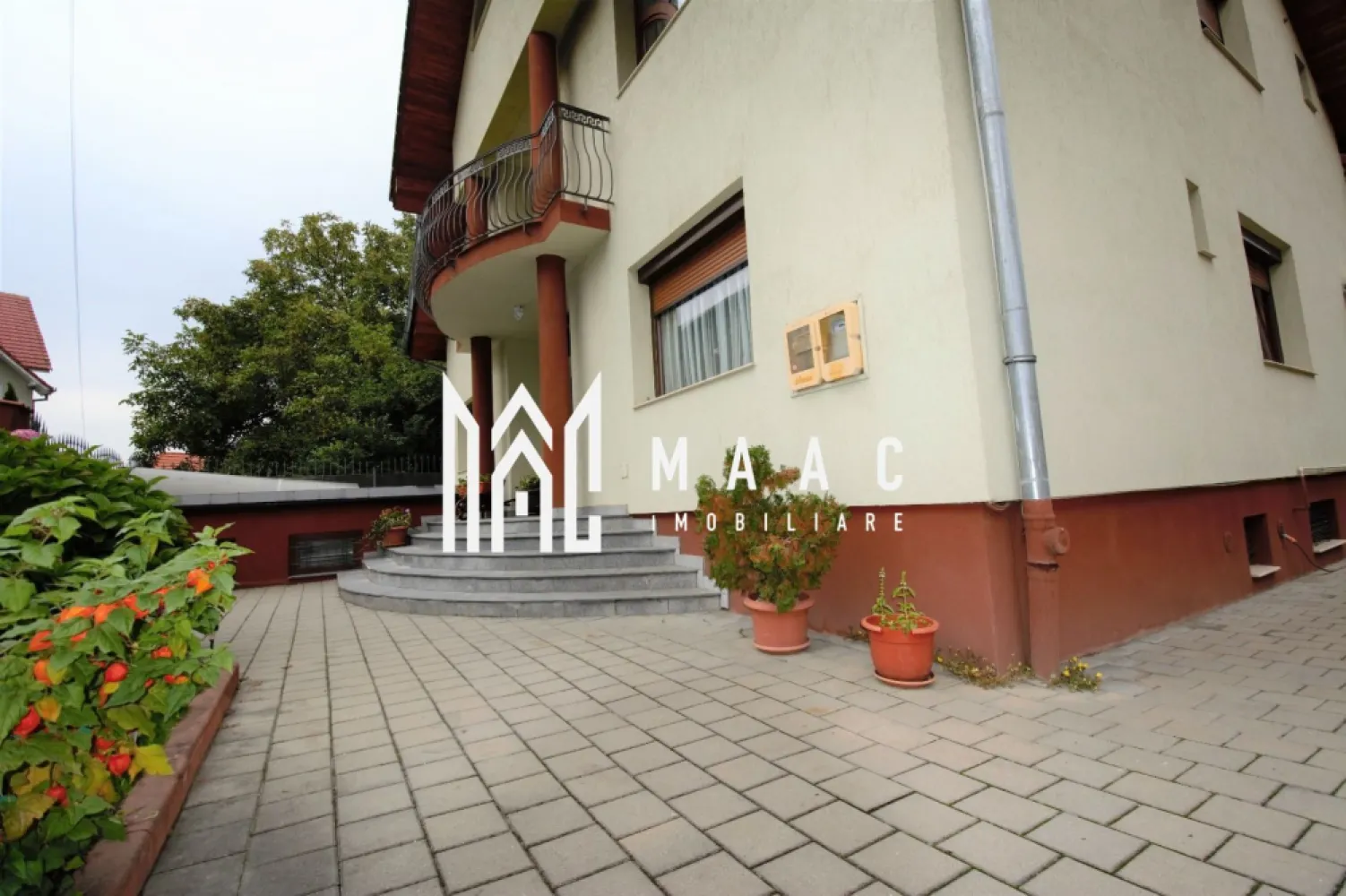 Casă în zona ultra centrală | D+P+M | 310 mp utili | Teren 469 mp - MAAC Imobiliare vă propune spre vânzare o proprietate impunătoare, construită în 2006 (locuită din 2007), cu suprafețe generoase și compartimentare excelentă, ideală pentru familie extinsă, locuință multifuncțională sau investiție, pretabilă pentru birouri, regim hotelier sau clinică.

Imobilul este amplasat pe un teren de 469 mp, cu un front stradal de 18,5 ml și beneficiază de o suprafață construită desfășurată de 468 mp, fiind dispus pe demisol, parter înalt, mansardă și pod. Se vinde parțial mobilat, oferind un echilibru optim între confort, funcționalitate și posibilități multiple de utilizare.

Compartimentarea este eficient realizată, cu spații bine delimitate și acces facil între niveluri, inclusiv un spațiu separat cu intrare proprie, potrivit pentru activități independente sau locuire separată.

Compartimentare detaliată:
-Demisol: cameră, bucătărie, hol, WC de serviciu, pivniță, spălătorie, cameră centrală termică, spațiu separat cu intrare proprie compus din cameră, WC de serviciu și duș
-Parter înalt: hol de acces cu dressing, living generos cu zonă de dining, bucătărie cu cămară, baie de serviciu, cameră (dormitor sau birou) cu baie proprie, casa scării către mansardă și demisol
-Mansardă: hol, 4 dormitoare fiecare cu dressing propriu, 3 băi cu geam, 2 balcoane
Pod: open space, necompartimentat, ideal pentru depozitare sau amenajare ulterioară

Proprietatea beneficiază de dotări moderne și soluții eficiente din punct de vedere energetic, asigurând un nivel ridicat de confort pe tot parcursul anului.

Dotări și confort:
-casă izolată termic
-panouri solare
-încălzire în pardoseală la parter și parțial în demisol
-șemineu funcțional pe lemne în living
-aer condiționat în toate dormitoarele și spațiile de la parter
-rulouri exterioare la geamuri
-rulouri electrice la cele două uși de acces de la parter
-băi complet echipate cu cadă sau cabină de duș, lavoar, bideu, WC și geam pentru aerisire naturală

Curtea oferă intimitate și spațiu generos pentru relaxare sau activități în aer liber, fiind amenajată pentru confortul întregii familii sau pentru organizarea de evenimente private.

Curte și exterior:
-terasă de 27 mp
-grătar zidit
-copertină pentru mașină
-spațiu ideal pentru relaxare, familie sau evenimente

Proprietatea este liberă de sarcini și se remarcă prin suprafața mare, compartimentarea excelentă, posibilitatea de utilizare mixtă și poziționarea care permite multiple scenarii de valorificare.

Pentru mai multe detalii sau pentru programarea unei vizionări, vă rugăm să menționați telefonic numărul CP2784849.