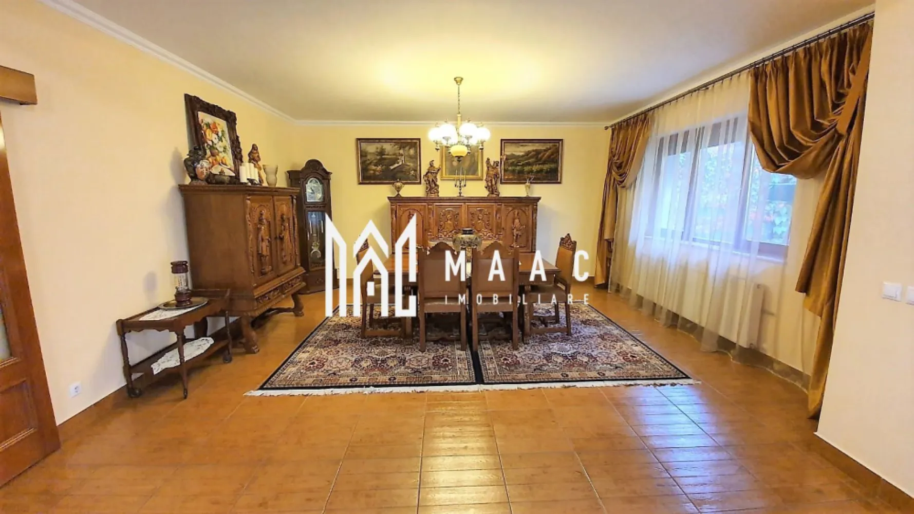 Casă în zona ultra centrală | D+P+M | 310 mp utili | Teren 469 mp - MAAC Imobiliare vă propune spre vânzare o proprietate impunătoare, construită în 2006 (locuită din 2007), cu suprafețe generoase și compartimentare excelentă, ideală pentru familie extinsă, locuință multifuncțională sau investiție, pretabilă pentru birouri, regim hotelier sau clinică.

Imobilul este amplasat pe un teren de 469 mp, cu un front stradal de 18,5 ml și beneficiază de o suprafață construită desfășurată de 468 mp, fiind dispus pe demisol, parter înalt, mansardă și pod. Se vinde parțial mobilat, oferind un echilibru optim între confort, funcționalitate și posibilități multiple de utilizare.

Compartimentarea este eficient realizată, cu spații bine delimitate și acces facil între niveluri, inclusiv un spațiu separat cu intrare proprie, potrivit pentru activități independente sau locuire separată.

Compartimentare detaliată:
-Demisol: cameră, bucătărie, hol, WC de serviciu, pivniță, spălătorie, cameră centrală termică, spațiu separat cu intrare proprie compus din cameră, WC de serviciu și duș
-Parter înalt: hol de acces cu dressing, living generos cu zonă de dining, bucătărie cu cămară, baie de serviciu, cameră (dormitor sau birou) cu baie proprie, casa scării către mansardă și demisol
-Mansardă: hol, 4 dormitoare fiecare cu dressing propriu, 3 băi cu geam, 2 balcoane
Pod: open space, necompartimentat, ideal pentru depozitare sau amenajare ulterioară

Proprietatea beneficiază de dotări moderne și soluții eficiente din punct de vedere energetic, asigurând un nivel ridicat de confort pe tot parcursul anului.

Dotări și confort:
-casă izolată termic
-panouri solare
-încălzire în pardoseală la parter și parțial în demisol
-șemineu funcțional pe lemne în living
-aer condiționat în toate dormitoarele și spațiile de la parter
-rulouri exterioare la geamuri
-rulouri electrice la cele două uși de acces de la parter
-băi complet echipate cu cadă sau cabină de duș, lavoar, bideu, WC și geam pentru aerisire naturală

Curtea oferă intimitate și spațiu generos pentru relaxare sau activități în aer liber, fiind amenajată pentru confortul întregii familii sau pentru organizarea de evenimente private.

Curte și exterior:
-terasă de 27 mp
-grătar zidit
-copertină pentru mașină
-spațiu ideal pentru relaxare, familie sau evenimente

Proprietatea este liberă de sarcini și se remarcă prin suprafața mare, compartimentarea excelentă, posibilitatea de utilizare mixtă și poziționarea care permite multiple scenarii de valorificare.

Pentru mai multe detalii sau pentru programarea unei vizionări, vă rugăm să menționați telefonic numărul CP2784849.