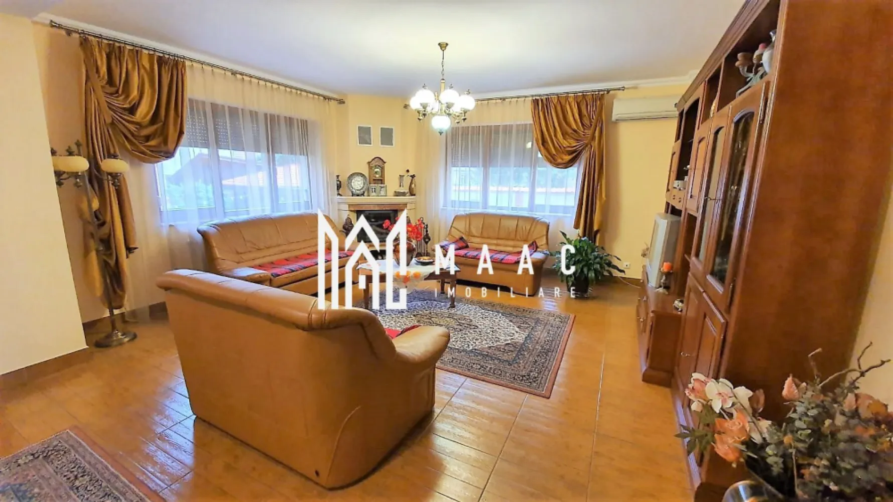 Casă în zona ultra centrală | D+P+M | 310 mp utili | Teren 469 mp - MAAC Imobiliare vă propune spre vânzare o proprietate impunătoare, construită în 2006 (locuită din 2007), cu suprafețe generoase și compartimentare excelentă, ideală pentru familie extinsă, locuință multifuncțională sau investiție, pretabilă pentru birouri, regim hotelier sau clinică.

Imobilul este amplasat pe un teren de 469 mp, cu un front stradal de 18,5 ml și beneficiază de o suprafață construită desfășurată de 468 mp, fiind dispus pe demisol, parter înalt, mansardă și pod. Se vinde parțial mobilat, oferind un echilibru optim între confort, funcționalitate și posibilități multiple de utilizare.

Compartimentarea este eficient realizată, cu spații bine delimitate și acces facil între niveluri, inclusiv un spațiu separat cu intrare proprie, potrivit pentru activități independente sau locuire separată.

Compartimentare detaliată:
-Demisol: cameră, bucătărie, hol, WC de serviciu, pivniță, spălătorie, cameră centrală termică, spațiu separat cu intrare proprie compus din cameră, WC de serviciu și duș
-Parter înalt: hol de acces cu dressing, living generos cu zonă de dining, bucătărie cu cămară, baie de serviciu, cameră (dormitor sau birou) cu baie proprie, casa scării către mansardă și demisol
-Mansardă: hol, 4 dormitoare fiecare cu dressing propriu, 3 băi cu geam, 2 balcoane
Pod: open space, necompartimentat, ideal pentru depozitare sau amenajare ulterioară

Proprietatea beneficiază de dotări moderne și soluții eficiente din punct de vedere energetic, asigurând un nivel ridicat de confort pe tot parcursul anului.

Dotări și confort:
-casă izolată termic
-panouri solare
-încălzire în pardoseală la parter și parțial în demisol
-șemineu funcțional pe lemne în living
-aer condiționat în toate dormitoarele și spațiile de la parter
-rulouri exterioare la geamuri
-rulouri electrice la cele două uși de acces de la parter
-băi complet echipate cu cadă sau cabină de duș, lavoar, bideu, WC și geam pentru aerisire naturală

Curtea oferă intimitate și spațiu generos pentru relaxare sau activități în aer liber, fiind amenajată pentru confortul întregii familii sau pentru organizarea de evenimente private.

Curte și exterior:
-terasă de 27 mp
-grătar zidit
-copertină pentru mașină
-spațiu ideal pentru relaxare, familie sau evenimente

Proprietatea este liberă de sarcini și se remarcă prin suprafața mare, compartimentarea excelentă, posibilitatea de utilizare mixtă și poziționarea care permite multiple scenarii de valorificare.

Pentru mai multe detalii sau pentru programarea unei vizionări, vă rugăm să menționați telefonic numărul CP2784849.