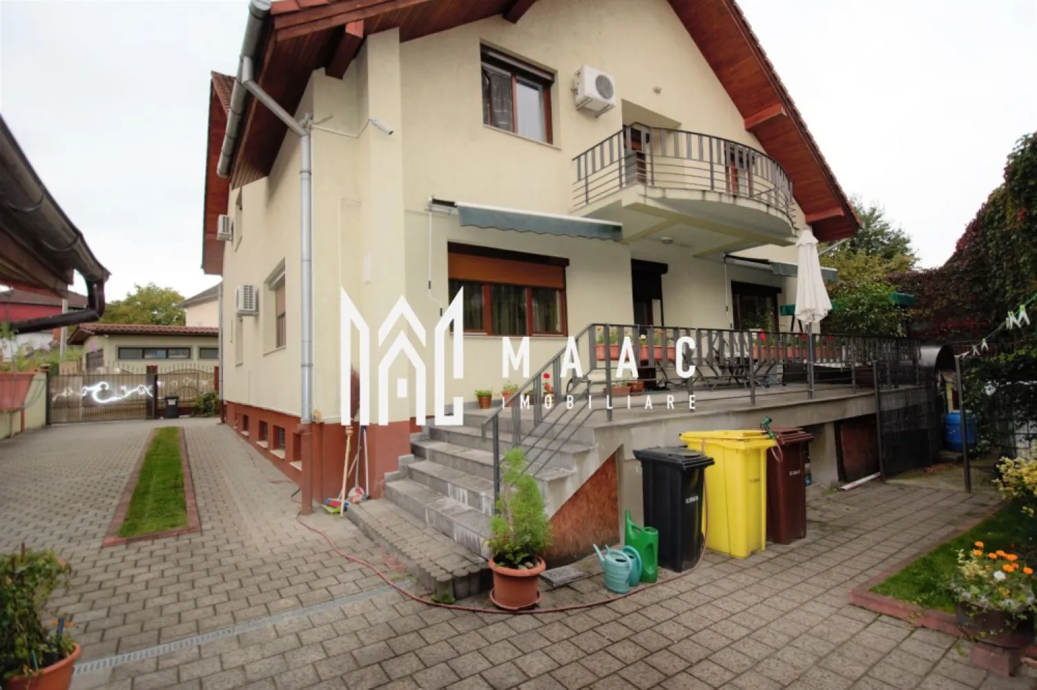 Casă în zona ultra centrală | D+P+M | 310 mp utili | Teren 469 mp - MAAC Imobiliare vă propune spre vânzare o proprietate impunătoare, construită în 2006 (locuită din 2007), cu suprafețe generoase și compartimentare excelentă, ideală pentru familie extinsă, locuință multifuncțională sau investiție, pretabilă pentru birouri, regim hotelier sau clinică.

Imobilul este amplasat pe un teren de 469 mp, cu un front stradal de 18,5 ml și beneficiază de o suprafață construită desfășurată de 468 mp, fiind dispus pe demisol, parter înalt, mansardă și pod. Se vinde parțial mobilat, oferind un echilibru optim între confort, funcționalitate și posibilități multiple de utilizare.

Compartimentarea este eficient realizată, cu spații bine delimitate și acces facil între niveluri, inclusiv un spațiu separat cu intrare proprie, potrivit pentru activități independente sau locuire separată.

Compartimentare detaliată:
-Demisol: cameră, bucătărie, hol, WC de serviciu, pivniță, spălătorie, cameră centrală termică, spațiu separat cu intrare proprie compus din cameră, WC de serviciu și duș
-Parter înalt: hol de acces cu dressing, living generos cu zonă de dining, bucătărie cu cămară, baie de serviciu, cameră (dormitor sau birou) cu baie proprie, casa scării către mansardă și demisol
-Mansardă: hol, 4 dormitoare fiecare cu dressing propriu, 3 băi cu geam, 2 balcoane
Pod: open space, necompartimentat, ideal pentru depozitare sau amenajare ulterioară

Proprietatea beneficiază de dotări moderne și soluții eficiente din punct de vedere energetic, asigurând un nivel ridicat de confort pe tot parcursul anului.

Dotări și confort:
-casă izolată termic
-panouri solare
-încălzire în pardoseală la parter și parțial în demisol
-șemineu funcțional pe lemne în living
-aer condiționat în toate dormitoarele și spațiile de la parter
-rulouri exterioare la geamuri
-rulouri electrice la cele două uși de acces de la parter
-băi complet echipate cu cadă sau cabină de duș, lavoar, bideu, WC și geam pentru aerisire naturală

Curtea oferă intimitate și spațiu generos pentru relaxare sau activități în aer liber, fiind amenajată pentru confortul întregii familii sau pentru organizarea de evenimente private.

Curte și exterior:
-terasă de 27 mp
-grătar zidit
-copertină pentru mașină
-spațiu ideal pentru relaxare, familie sau evenimente

Proprietatea este liberă de sarcini și se remarcă prin suprafața mare, compartimentarea excelentă, posibilitatea de utilizare mixtă și poziționarea care permite multiple scenarii de valorificare.

Pentru mai multe detalii sau pentru programarea unei vizionări, vă rugăm să menționați telefonic numărul CP2784849.