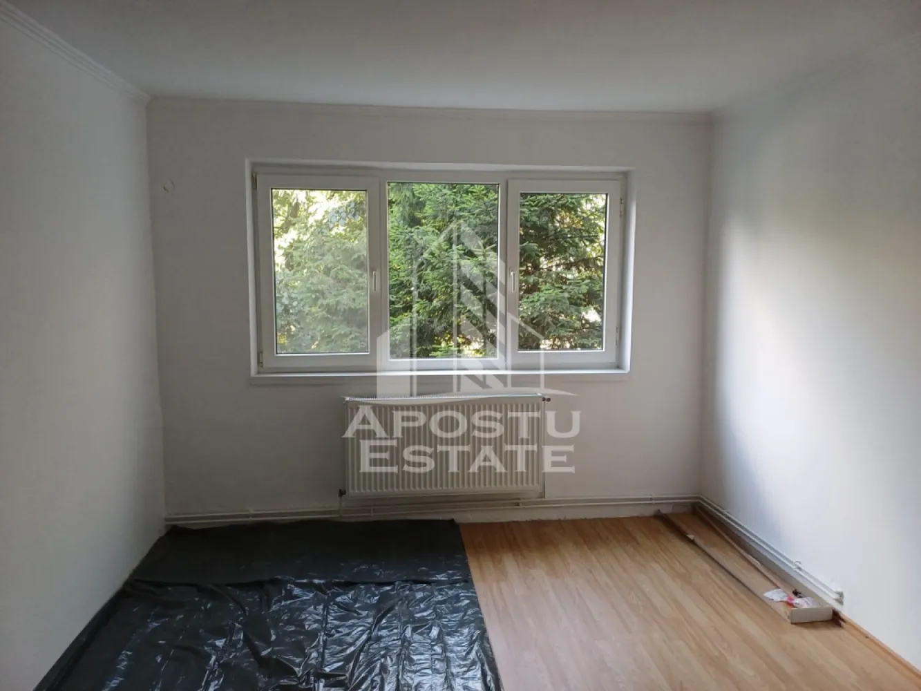 Apartament cu 2 camere de vanzare, zona Dacia, Timisoara - Agentia imobiliara APOSTU ESTATE va propune spre vanzare un apartament nedecomandat, spatios si elegant, cu 2 camere, suprafata utila de 40 mp, situat la etajul 1 din 4 etaje in zona Dacia din Timisoara – o zona linistita, apreciata pentru accesul rapid catre principalele puncte de interes ale orasului.

Aceasta proprietate este ideala atat pentru locuinta proprie, cat si pentru investitie, datorita compartimentarii eficiente si amplasarii excelente.

Detalii proprietate:
- Suprafata utila: 40,09 mp
- Etaj: 1/4
- Compartimentare semidecomandata
- Apartamentul a fost zugravit complet 

Compartimentare:
- Hol de acces generos
- Bucatarie
- Living spatios si luminos
- Dormitor matrimonial
- Baie cu cada
- Balcon

Apartamentul beneficiaza de:
- Incalzirea cu ajutorul centralei proprii cu incalzirea prin calorifere

Imobilul este situat intr-o zona foarte bine conectata, avand in apropiere:
- Supermarketuri
- Piata
- Farmacii
- Scoli si gradinite
- Restaurante si cafenele
- Mijloace de transport in comun

De asemenea, proximitatea fata de Iulius Town Timișoara creste considerabil atractivitatea apartamentului, atat pentru locuire, cat si pentru inchiriere.

Agentia Apostu Estate ofera consultanta bancara gratuita prin intermediul colaboratorilor si brokerilor de credite, pentru alegerea celei mai potrivite solutii de finantare.

Programeaza o vizionare si descopera avantajele acestui apartament primitor din zona Dacia!

ID intern: CP3191206.