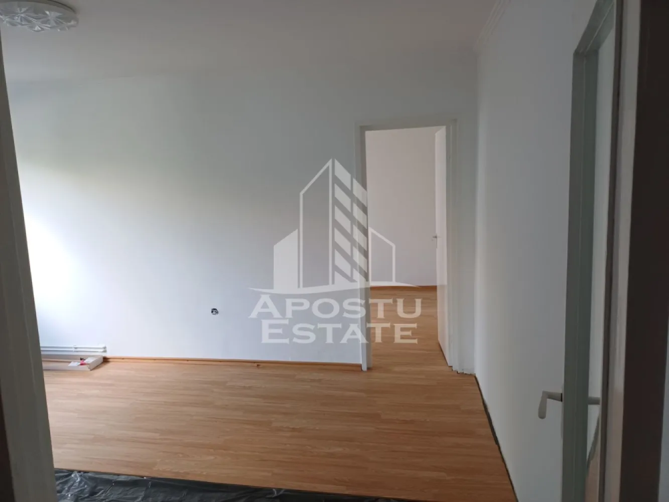 Apartament cu 2 camere de vanzare, zona Dacia, Timisoara - Agentia imobiliara APOSTU ESTATE va propune spre vanzare un apartament nedecomandat, spatios si elegant, cu 2 camere, suprafata utila de 40 mp, situat la etajul 1 din 4 etaje in zona Dacia din Timisoara – o zona linistita, apreciata pentru accesul rapid catre principalele puncte de interes ale orasului.

Aceasta proprietate este ideala atat pentru locuinta proprie, cat si pentru investitie, datorita compartimentarii eficiente si amplasarii excelente.

Detalii proprietate:
- Suprafata utila: 40,09 mp
- Etaj: 1/4
- Compartimentare semidecomandata
- Apartamentul a fost zugravit complet 

Compartimentare:
- Hol de acces generos
- Bucatarie
- Living spatios si luminos
- Dormitor matrimonial
- Baie cu cada
- Balcon

Apartamentul beneficiaza de:
- Incalzirea cu ajutorul centralei proprii cu incalzirea prin calorifere

Imobilul este situat intr-o zona foarte bine conectata, avand in apropiere:
- Supermarketuri
- Piata
- Farmacii
- Scoli si gradinite
- Restaurante si cafenele
- Mijloace de transport in comun

De asemenea, proximitatea fata de Iulius Town Timișoara creste considerabil atractivitatea apartamentului, atat pentru locuire, cat si pentru inchiriere.

Agentia Apostu Estate ofera consultanta bancara gratuita prin intermediul colaboratorilor si brokerilor de credite, pentru alegerea celei mai potrivite solutii de finantare.

Programeaza o vizionare si descopera avantajele acestui apartament primitor din zona Dacia!

ID intern: CP3191206.