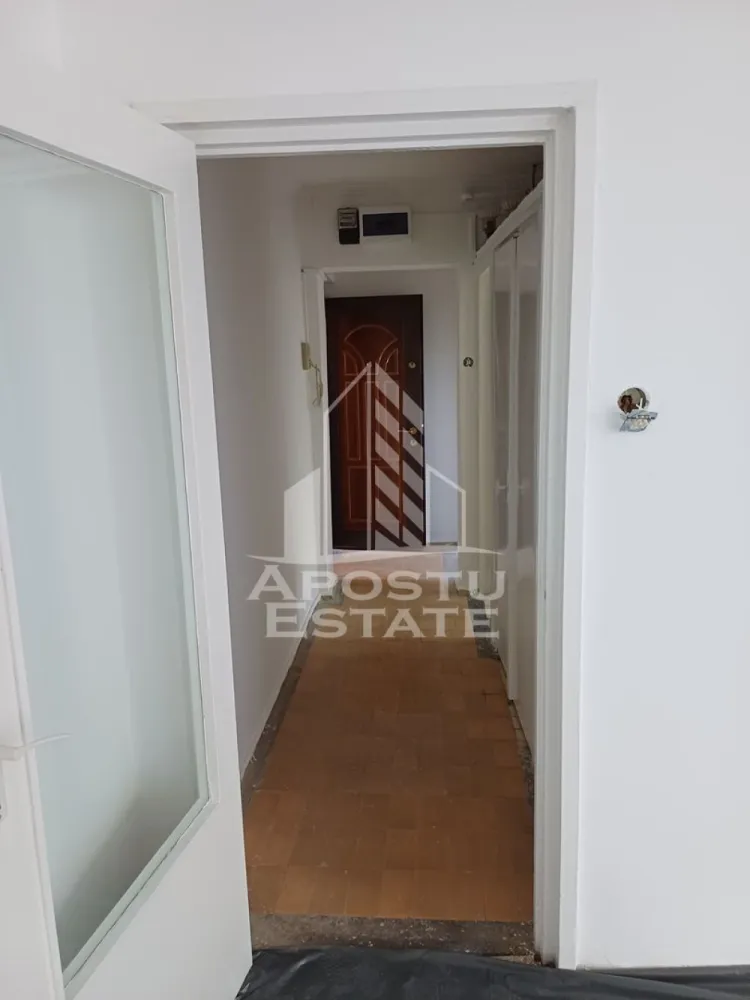 Apartament cu 2 camere de vanzare, zona Dacia, Timisoara - Agentia imobiliara APOSTU ESTATE va propune spre vanzare un apartament nedecomandat, spatios si elegant, cu 2 camere, suprafata utila de 40 mp, situat la etajul 1 din 4 etaje in zona Dacia din Timisoara – o zona linistita, apreciata pentru accesul rapid catre principalele puncte de interes ale orasului.

Aceasta proprietate este ideala atat pentru locuinta proprie, cat si pentru investitie, datorita compartimentarii eficiente si amplasarii excelente.

Detalii proprietate:
- Suprafata utila: 40,09 mp
- Etaj: 1/4
- Compartimentare semidecomandata
- Apartamentul a fost zugravit complet 

Compartimentare:
- Hol de acces generos
- Bucatarie
- Living spatios si luminos
- Dormitor matrimonial
- Baie cu cada
- Balcon

Apartamentul beneficiaza de:
- Incalzirea cu ajutorul centralei proprii cu incalzirea prin calorifere

Imobilul este situat intr-o zona foarte bine conectata, avand in apropiere:
- Supermarketuri
- Piata
- Farmacii
- Scoli si gradinite
- Restaurante si cafenele
- Mijloace de transport in comun

De asemenea, proximitatea fata de Iulius Town Timișoara creste considerabil atractivitatea apartamentului, atat pentru locuire, cat si pentru inchiriere.

Agentia Apostu Estate ofera consultanta bancara gratuita prin intermediul colaboratorilor si brokerilor de credite, pentru alegerea celei mai potrivite solutii de finantare.

Programeaza o vizionare si descopera avantajele acestui apartament primitor din zona Dacia!

ID intern: CP3191206.
