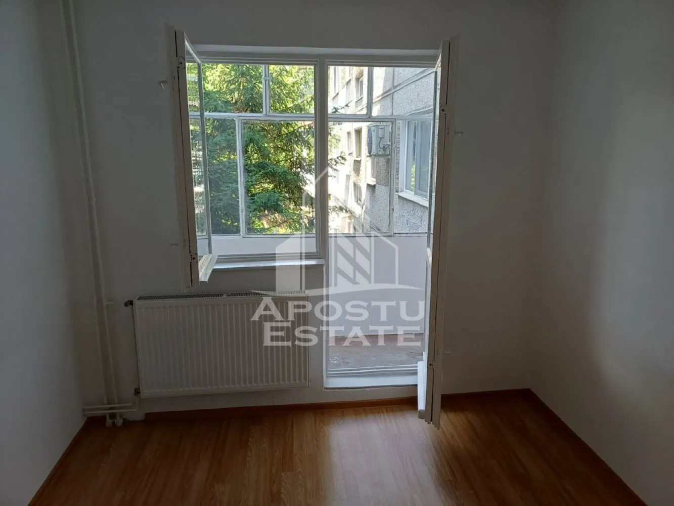 Apartament cu 2 camere de vanzare, zona Dacia, Timisoara - Agentia imobiliara APOSTU ESTATE va propune spre vanzare un apartament nedecomandat, spatios si elegant, cu 2 camere, suprafata utila de 40 mp, situat la etajul 1 din 4 etaje in zona Dacia din Timisoara – o zona linistita, apreciata pentru accesul rapid catre principalele puncte de interes ale orasului.

Aceasta proprietate este ideala atat pentru locuinta proprie, cat si pentru investitie, datorita compartimentarii eficiente si amplasarii excelente.

Detalii proprietate:
- Suprafata utila: 40,09 mp
- Etaj: 1/4
- Compartimentare semidecomandata
- Apartamentul a fost zugravit complet 

Compartimentare:
- Hol de acces generos
- Bucatarie
- Living spatios si luminos
- Dormitor matrimonial
- Baie cu cada
- Balcon

Apartamentul beneficiaza de:
- Incalzirea cu ajutorul centralei proprii cu incalzirea prin calorifere

Imobilul este situat intr-o zona foarte bine conectata, avand in apropiere:
- Supermarketuri
- Piata
- Farmacii
- Scoli si gradinite
- Restaurante si cafenele
- Mijloace de transport in comun

De asemenea, proximitatea fata de Iulius Town Timișoara creste considerabil atractivitatea apartamentului, atat pentru locuire, cat si pentru inchiriere.

Agentia Apostu Estate ofera consultanta bancara gratuita prin intermediul colaboratorilor si brokerilor de credite, pentru alegerea celei mai potrivite solutii de finantare.

Programeaza o vizionare si descopera avantajele acestui apartament primitor din zona Dacia!

ID intern: CP3191206.