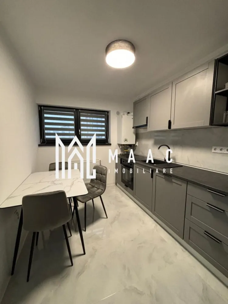Aparatament 2 camere | Zona Doamna Stanca | 52 mp| - MAAC Imobiliare vă propune spre vânzare un apartament cu 2 camere, situat într-una dintre cele mai căutate zone din Sibiu – Doamna Stanca. Proprietatea este amplasată la un etajul 3 bloc cu acoperis, oferind un echilibru ideal între confort și eficiență termică.

Locuința dispune de o compartimentare practică și luminoasă, fiind compusă din living spațios cu bucătărie inchisa dormitor matrimonial, baie modernă și balcon. Apartamentul se vinde complet mobilat și utilat, cu un design contemporan, atent ales pentru a oferi un ambient plăcut și funcțional.

Finisajele sunt de calitate superioară, incluzând pardoseli moderne, tâmplărie PVC cu geam termopan și obiecte sanitare premium. Totodată, proprietatea beneficiază de un loc de parcare inclus în preț, un avantaj important în zonă.

Zona Doamna Stanca este apreciată pentru accesul facil către centre comerciale, mijloace de transport și alte puncte de interes, fiind ideală atât pentru locuit, cât și pentru investiție.

Pentru mai multe detalii sau programarea unei vizionări, vă stăm cu drag la dispoziție! Specificati CP3191185