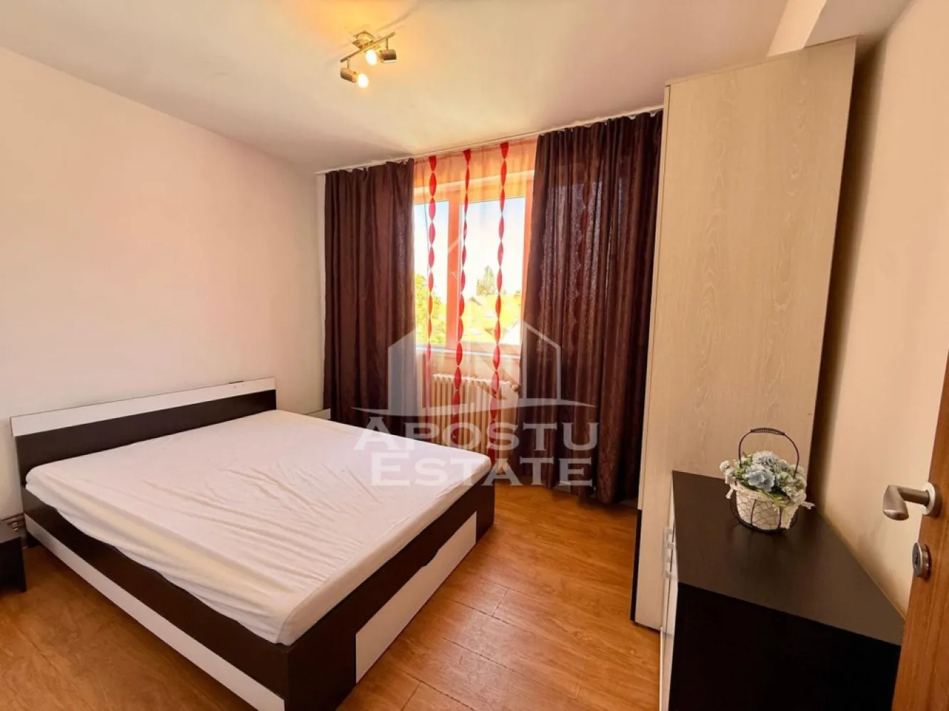 Apartament 3 camere,de inchiriat, Centru, Timisoara - Agentia imobiliara APOSTU ESTATE va propune spre inchiriere un apartament cu 2 camere, spatios si luminos, situat in zona Centrala, o zona linistita si bine pozitionata din Timisoara, potrivit pentru cupluri,familii, sau studenti care isi doresc o locuinta unde sa se simta confortabil si cu acces facil catre scoli, statii de autobuz, supermarketuri , magazine de zona, parcuri.

Suprafata utila: 63 mp
Compartimentare eficienta:
-Hol de acces generos
-Bucatarie complet mobilata si utilata, cu loc de luat masa
-Living luminos si spatios
-Dormitor mobilat si utilat
-Baie prevazuta cu cada

Confort si facilitati:
-Incalzirea apartamentului: centrala proprie
-Incalzirea prin calorifere
-Apartamentul este complet mobilat si utilat
-Se accepta animale de companie de catre proprietar

Localizare:
-Timis,Timisoara, zona Centrala – acces facil spre magazine, supermarketuri, scoli,facutati, parcuri si mijloace de transport in comun.

Ideal pentru:
-Familii
-Cupluri
-Studenti

Disponibilitate: imediata
Pret chirie lunara: 700 euro ( usor negociabil)
Programeaza o vizionare pentru a-ti putea imagina viitorul aici!
ID intern: CP3191207