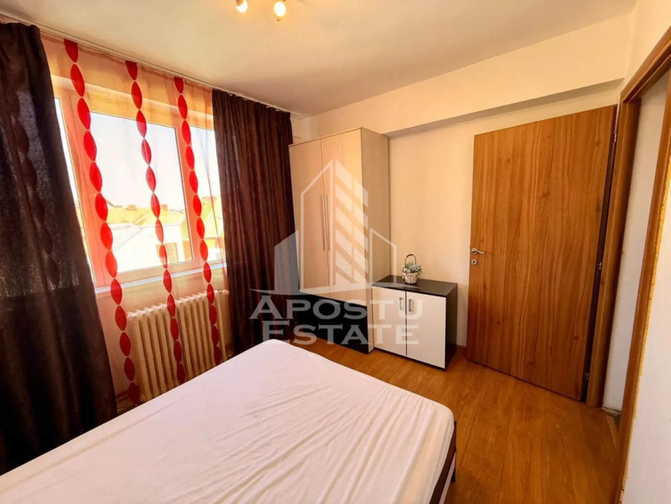 Apartament 3 camere,de inchiriat, Centru, Timisoara - Agentia imobiliara APOSTU ESTATE va propune spre inchiriere un apartament cu 2 camere, spatios si luminos, situat in zona Centrala, o zona linistita si bine pozitionata din Timisoara, potrivit pentru cupluri,familii, sau studenti care isi doresc o locuinta unde sa se simta confortabil si cu acces facil catre scoli, statii de autobuz, supermarketuri , magazine de zona, parcuri.

Suprafata utila: 63 mp
Compartimentare eficienta:
-Hol de acces generos
-Bucatarie complet mobilata si utilata, cu loc de luat masa
-Living luminos si spatios
-Dormitor mobilat si utilat
-Baie prevazuta cu cada

Confort si facilitati:
-Incalzirea apartamentului: centrala proprie
-Incalzirea prin calorifere
-Apartamentul este complet mobilat si utilat
-Se accepta animale de companie de catre proprietar

Localizare:
-Timis,Timisoara, zona Centrala – acces facil spre magazine, supermarketuri, scoli,facutati, parcuri si mijloace de transport in comun.

Ideal pentru:
-Familii
-Cupluri
-Studenti

Disponibilitate: imediata
Pret chirie lunara: 700 euro ( usor negociabil)
Programeaza o vizionare pentru a-ti putea imagina viitorul aici!
ID intern: CP3191207