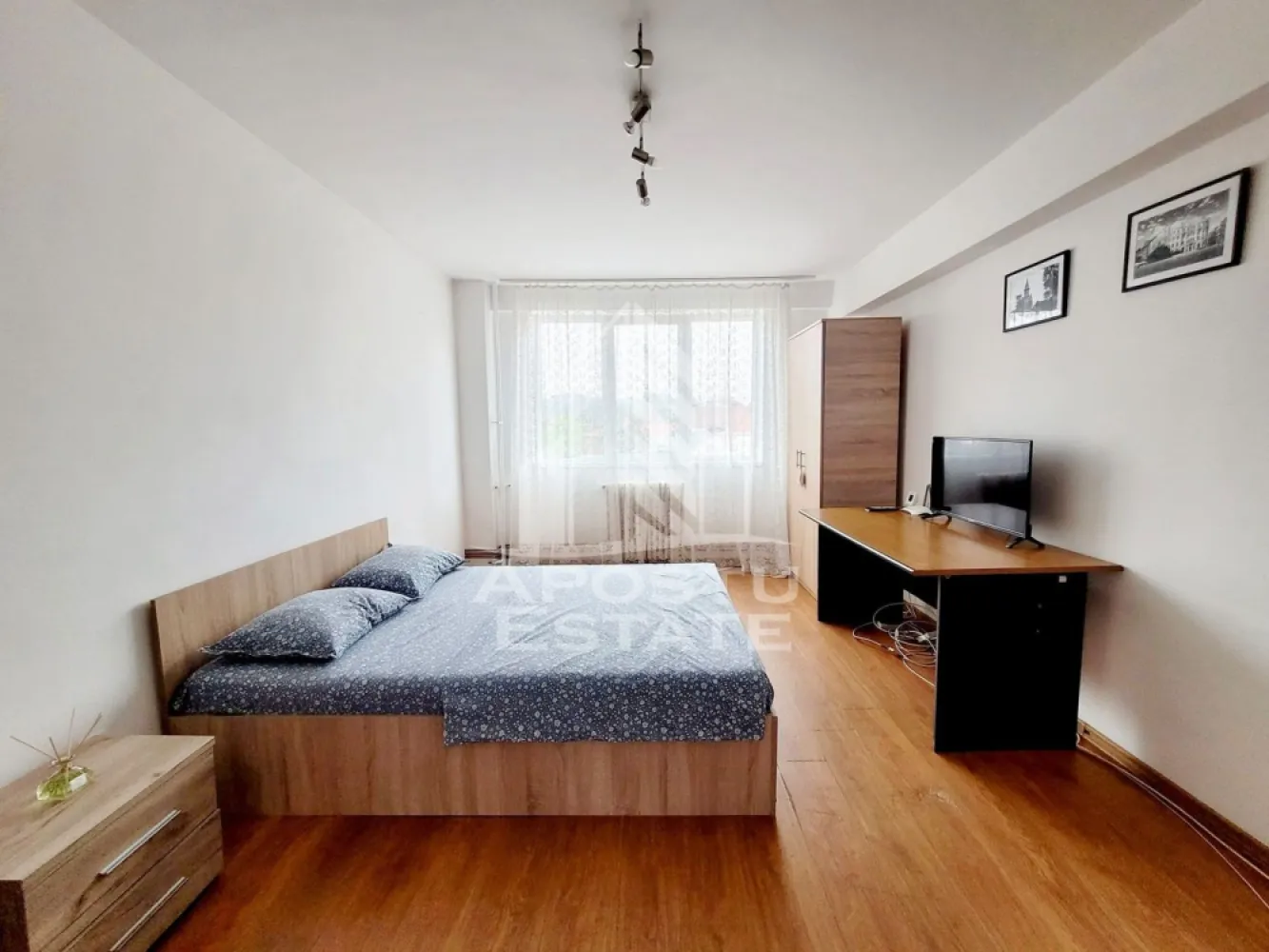 Apartament 3 camere,de inchiriat, Centru, Timisoara - Agentia imobiliara APOSTU ESTATE va propune spre inchiriere un apartament cu 2 camere, spatios si luminos, situat in zona Centrala, o zona linistita si bine pozitionata din Timisoara, potrivit pentru cupluri,familii, sau studenti care isi doresc o locuinta unde sa se simta confortabil si cu acces facil catre scoli, statii de autobuz, supermarketuri , magazine de zona, parcuri.

Suprafata utila: 63 mp
Compartimentare eficienta:
-Hol de acces generos
-Bucatarie complet mobilata si utilata, cu loc de luat masa
-Living luminos si spatios
-Dormitor mobilat si utilat
-Baie prevazuta cu cada

Confort si facilitati:
-Incalzirea apartamentului: centrala proprie
-Incalzirea prin calorifere
-Apartamentul este complet mobilat si utilat
-Se accepta animale de companie de catre proprietar

Localizare:
-Timis,Timisoara, zona Centrala – acces facil spre magazine, supermarketuri, scoli,facutati, parcuri si mijloace de transport in comun.

Ideal pentru:
-Familii
-Cupluri
-Studenti

Disponibilitate: imediata
Pret chirie lunara: 700 euro ( usor negociabil)
Programeaza o vizionare pentru a-ti putea imagina viitorul aici!
ID intern: CP3191207