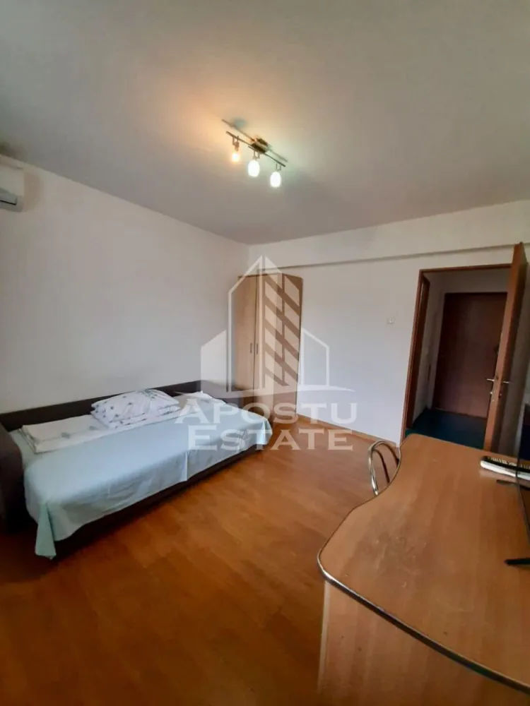 Apartament 3 camere,de inchiriat, Centru, Timisoara - Agentia imobiliara APOSTU ESTATE va propune spre inchiriere un apartament cu 2 camere, spatios si luminos, situat in zona Centrala, o zona linistita si bine pozitionata din Timisoara, potrivit pentru cupluri,familii, sau studenti care isi doresc o locuinta unde sa se simta confortabil si cu acces facil catre scoli, statii de autobuz, supermarketuri , magazine de zona, parcuri.

Suprafata utila: 63 mp
Compartimentare eficienta:
-Hol de acces generos
-Bucatarie complet mobilata si utilata, cu loc de luat masa
-Living luminos si spatios
-Dormitor mobilat si utilat
-Baie prevazuta cu cada

Confort si facilitati:
-Incalzirea apartamentului: centrala proprie
-Incalzirea prin calorifere
-Apartamentul este complet mobilat si utilat
-Se accepta animale de companie de catre proprietar

Localizare:
-Timis,Timisoara, zona Centrala – acces facil spre magazine, supermarketuri, scoli,facutati, parcuri si mijloace de transport in comun.

Ideal pentru:
-Familii
-Cupluri
-Studenti

Disponibilitate: imediata
Pret chirie lunara: 700 euro ( usor negociabil)
Programeaza o vizionare pentru a-ti putea imagina viitorul aici!
ID intern: CP3191207