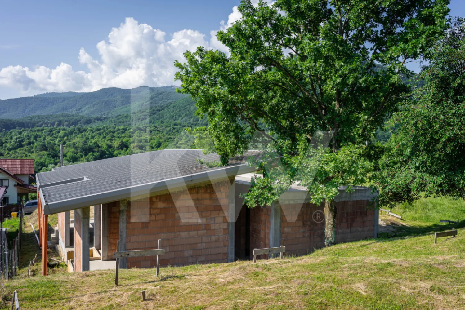 Casă cu arhitectură modernă si teren in Cisnădioara -  Casă cu arhitectură modernă , panoramă spre munti si Cetatea Cisnădioara

Vă prezentăm spre vânzare o proprietate deosebită, care impresionează de la prima vedere prin arhitectura și stilul contemporan definit. Construcția propune o îmbinare perfectă de materiale brute și nobile – cărămidă, beton și fier –intr un  cadru natural ,  fiind ideală pentru cei care apreciază designul structural curat și durabil.

Compartimentare inteligentă și spații generoase
Cu o suprafață construită de 255 mp și tavane înalte de 3 metri, locuința este excelent compartimentată, oferind o delimitare clară și funcțională între cele două zone principale:

Zona de zi: Un living impresionant cu dining în suprafață de 75 mp, completat de o bucătărie de 20 mp , ambele cu spații deschise. Această zonă a fost gândită pentru a fi vitrată integral, deschizându-se spre o priveliște spectaculoasă către munte, natură și cetatea medievala Cisnădioara.

Zona de odihnă: Un spațiu privat ce cuprinde un birou retras de 18 mp , un dormitor de 14 mp prevazut cu  baie proprie de 10 mp si dormitorul matrimonial  spectaculos de 24 mp si baie proprie cu o deschidere vitrata spre munte.

Teren generos î
Proprietatea este amplasată pe un teren de 1200 mp, situat într-o livadă  de cireși și vișini, având un front stradal de 20 de metri. Configurația curții permite o organizare ideală:

Curtea din față (500 mp): Oferă posibilitatea de terasare, fiind perfectă pentru amenajarea spațiilor tehnice și a parcărilor pentru autoturisme.

Curtea din spate (450 mp): Intimă și liniștită, destinată exclusiv zonei de agrement (piscină, terase sau locuri de joacă pentru copii).

Flexibilitate în achiziție
În acest moment, clădirea se află la stadiul de „roșu”, oferind viitorului proprietar libertatea totală de a-și personaliza finisajele interioare.

Tranzacția se poate realiza în două moduri, în funcție de preferințe:

Achiziție în stadiul actual (la roșu).

Predare „la cheie”, în baza unui proiect de design și execuție bine elaborat.

Această proprietate reprezintă un refugiu perfect într-un loc încărcat de istorie și liniște, fără a face compromisuri de la confortul modern și calitatea construcției. Pentru detalii suplimentare și vizionări, vă stăm la dispoziție.