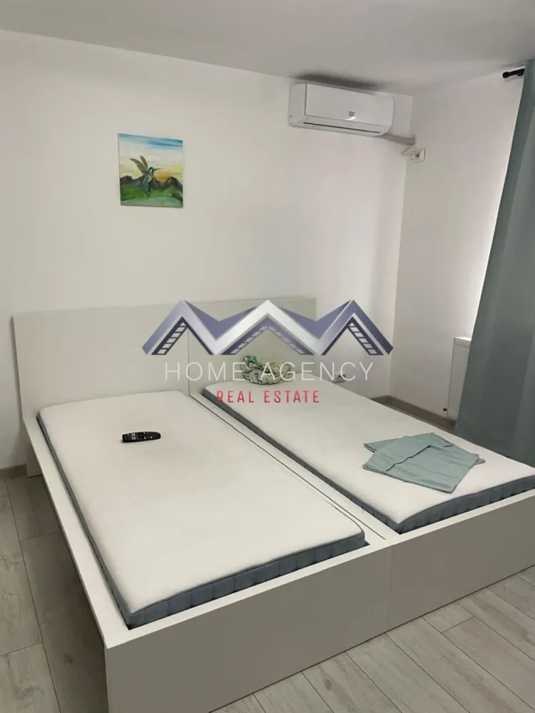 Garsonieră cu bucătărie închisă | include parcare - Vă propunem, spre închiriere, o garsonieră modernă, situată într-un bloc nou din Otopeni, zona Odăi, cu acces facil către toate zonele de interes din Nordul Capitalei, DN1, Centură, Aeroport, magazine, restaurante și nu numai. Caracteristici principale: - Etaj 1 din 3, într-un imobil recent construit - Cameră foarte spațioasă cu acces direct către balcon - Bucătărie închisă, complet funcțională - Baie luminoasă, dotată cu cadă și geam - 1 loc de parcare inclus în preț Locuința este potrivită pentru o persoană sau un cuplu care caută confort, liniște și acces rapid către zonele de business și comerciale din Nordul Bucureștiului. Pentru mai multe detalii sau programarea unei vizionări, vă stau cu drag la dispoziție!