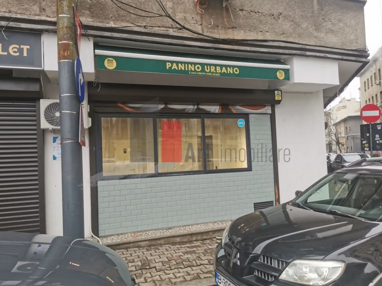 %0 Comision Spatiu comercial de inchiriat in zona Kogalniceanu/Splai Independent - Spațiu Comercial Ultracentral, Ideal Pentru HoReCa – 52 Mp Utili

Vă Prezentăm Spre Închiriere Un Spațiu Comercial Cu Poziționare Excelentă, Situat Într-O Zonă Ultracentrală, La Intersecția Unor Artere Intens Circulate Și În Apropierea Principalelor Puncte De Interes Ale Orașului. Amplasamentul Beneficiază De Trafic Pietonal Intens Și Vizibilitate Foarte Bună, Oferind Acces Facil Atât Pentru Clienți, Cât Și Pentru Activitatea De Aprovizionare.

Spațiul Dispune De O Suprafață Utilă Totală De 52 Mp, Distribuită Eficient Pe Două Niveluri:

26 Mp Utili La Parter;
26 Mp Utili La Demisol.

Parterul Beneficiază De Vitrină Stradală De Aproximativ 4 Ml, Oferind Vizibilitate Și Expunere Foarte Bună Către Zona De Trafic. Demisolul Este Complet Funcțional Și Poate Fi Utilizat Atât Pentru Activitatea De Preparare, Cât Și Pentru Depozitare, Laborator Sau Spațiu Tehnic.

Proprietatea A Funcționat Anterior Ca Unitate HoReCa, Ambele Niveluri Fiind Utilizate Pentru Prepararea Produselor Alimentare. Datorită Acestei Configurații, Viitorul Chiriaș Poate Organiza Fluxul De Lucru În Funcție De Necesitățile Propriei Activități.

Dotări Și Avantaje:

Curent Trifazic;
Apă Curentă Și Canalizare;
Grup Sanitar Propriu;
Spațiu Recent Renovat;
Finisaje De Bună Calitate;
Vitrină Stradală De 4 Ml;
Poziționare La Intersecție;
Trafic Pietonal Intens;
Posibilitate De Montare Facilă A Tubulaturii Pentru Hotă;
Zonă Destinată Depozitării Frigorifice;
Documentație Completă Pentru Funcțiunea De Spațiu Comercial;
Acces Facil Pentru Aprovizionare Și Operare Zilnică.

Lipsa Racordului La Gaze Naturale Este Compensată De Existența Curentului Trifazic, Ceea Ce Permite Utilizarea Echipamentelor Profesionale Electrice Necesare Activităților De Alimentație Publică.

Datorită Poziției Centrale Și Configurației Eficiente, Spațiul Este Recomandat Pentru Fast-Food, Takeaway, Livrare, Bucătărie De Producție, Laborator De Cofetărie Sau Patiserie, Cafenea, Bistro, Gelaterie, Dark Kitchen, Catering Sau Alte Activități Din Domeniul HoReCa.

Poziționarea Ultracentrală, Amplasarea La Intersecție, Traficul Pietonal Intens, Istoricul Comercial Al Spațiului Și Posibilitatea De Amenajare Rapidă Transformă Această Proprietate Într-O Oportunitate Excelentă Pentru Operatorii Din Domeniul Alimentației Publice Care Își Doresc O Locație Cu Vizibilitate Ridicată, Eficientă Și Pregătită Pentru Desfășurarea Activității.
