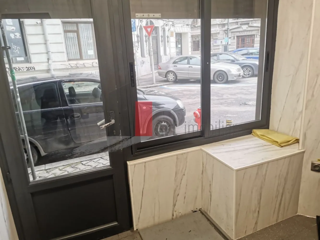 %0 Comision Spatiu comercial de inchiriat in zona Kogalniceanu/Splai Independent - Spațiu Comercial Ultracentral, Ideal Pentru HoReCa – 52 Mp Utili

Vă Prezentăm Spre Închiriere Un Spațiu Comercial Cu Poziționare Excelentă, Situat Într-O Zonă Ultracentrală, La Intersecția Unor Artere Intens Circulate Și În Apropierea Principalelor Puncte De Interes Ale Orașului. Amplasamentul Beneficiază De Trafic Pietonal Intens Și Vizibilitate Foarte Bună, Oferind Acces Facil Atât Pentru Clienți, Cât Și Pentru Activitatea De Aprovizionare.

Spațiul Dispune De O Suprafață Utilă Totală De 52 Mp, Distribuită Eficient Pe Două Niveluri:

26 Mp Utili La Parter;
26 Mp Utili La Demisol.

Parterul Beneficiază De Vitrină Stradală De Aproximativ 4 Ml, Oferind Vizibilitate Și Expunere Foarte Bună Către Zona De Trafic. Demisolul Este Complet Funcțional Și Poate Fi Utilizat Atât Pentru Activitatea De Preparare, Cât Și Pentru Depozitare, Laborator Sau Spațiu Tehnic.

Proprietatea A Funcționat Anterior Ca Unitate HoReCa, Ambele Niveluri Fiind Utilizate Pentru Prepararea Produselor Alimentare. Datorită Acestei Configurații, Viitorul Chiriaș Poate Organiza Fluxul De Lucru În Funcție De Necesitățile Propriei Activități.

Dotări Și Avantaje:

Curent Trifazic;
Apă Curentă Și Canalizare;
Grup Sanitar Propriu;
Spațiu Recent Renovat;
Finisaje De Bună Calitate;
Vitrină Stradală De 4 Ml;
Poziționare La Intersecție;
Trafic Pietonal Intens;
Posibilitate De Montare Facilă A Tubulaturii Pentru Hotă;
Zonă Destinată Depozitării Frigorifice;
Documentație Completă Pentru Funcțiunea De Spațiu Comercial;
Acces Facil Pentru Aprovizionare Și Operare Zilnică.

Lipsa Racordului La Gaze Naturale Este Compensată De Existența Curentului Trifazic, Ceea Ce Permite Utilizarea Echipamentelor Profesionale Electrice Necesare Activităților De Alimentație Publică.

Datorită Poziției Centrale Și Configurației Eficiente, Spațiul Este Recomandat Pentru Fast-Food, Takeaway, Livrare, Bucătărie De Producție, Laborator De Cofetărie Sau Patiserie, Cafenea, Bistro, Gelaterie, Dark Kitchen, Catering Sau Alte Activități Din Domeniul HoReCa.

Poziționarea Ultracentrală, Amplasarea La Intersecție, Traficul Pietonal Intens, Istoricul Comercial Al Spațiului Și Posibilitatea De Amenajare Rapidă Transformă Această Proprietate Într-O Oportunitate Excelentă Pentru Operatorii Din Domeniul Alimentației Publice Care Își Doresc O Locație Cu Vizibilitate Ridicată, Eficientă Și Pregătită Pentru Desfășurarea Activității.