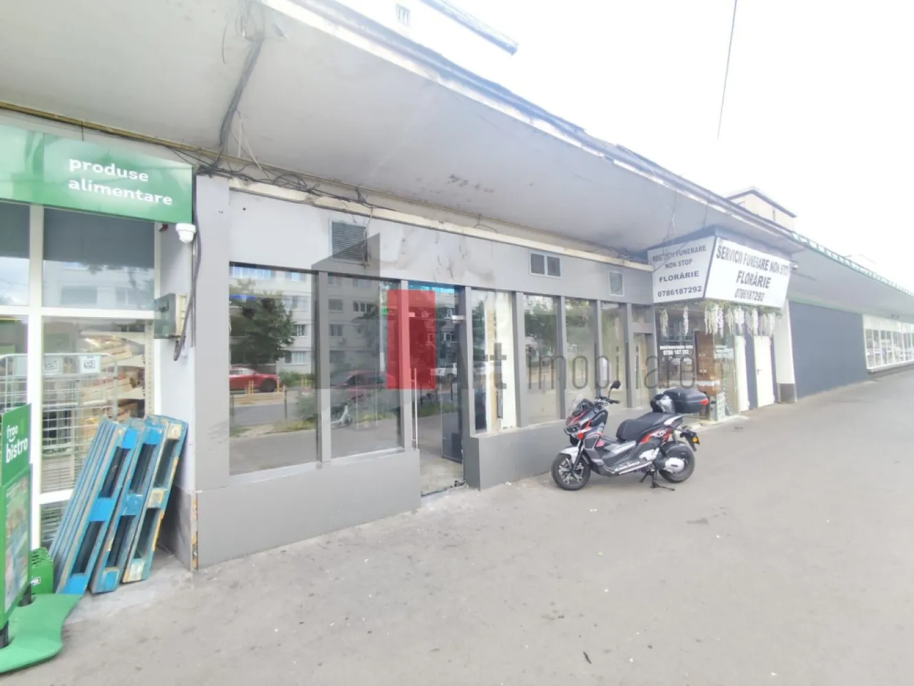 Spatiu comercial de inchiriat in zona Giulesti - Spațiu Comercial De Închiriat – Bulevardul Giulești – Vitrină Stradală 10 Ml – Ideal Retail, Showroom, Horeca Sau Servicii

Se Oferă Spre Închiriere Spațiu Comercial Amplasat Excelent Pe Bulevardul Giulești, Într-O Zonă Cu Trafic Pietonal Intens Și Vizibilitate Foarte Bună, Poziționat La Intrarea În Giulești, În Cadrul Unui Complex Comercial Cunoscut Încă Din Perioada Anilor ’80 Ca Punct Agroalimentar Și Zonă Comercială De Referință.

Spațiul Beneficiază De Deschidere Directă Către Bulevard Și Vitrină Generoasă De Aproximativ 10 Metri Liniari, Oferind Expunere Excelentă Pentru Orice Tip De Activitate Comercială.

Compartimentarea Este Practică Și Eficientă:

Cameră Principală Mare, Tip Open-Space
Încăperi Suplimentare Pentru Birou, Depozitare Sau Activități Auxiliare
Hol
Grup Sanitar Propriu

Spațiul Dispune De:

Curent Trifazic
Utilități Complete
Acces Facil Pentru Aprovizionare
Posibilitate Desfășurare Activitate Horeca

Datorită Poziționării Stradale, Trotuarului Larg Și Fluxului Constant De Persoane, Proprietatea Este Ideală Pentru:

Magazin Alimentar Sau Specializat
Showroom
Farmacie
Cafenea / Bistro / Fast-Food
Salon
Agenție
Servicii Comerciale
Activități Horeca Sau Retail

În Zonă Există Locuri De Parcare, Iar Accesul Este Facil Atât Pietonal, Cât Și Auto.

Spațiul Oferă Toate Condițiile Necesare Desfășurării Unei Activități Comerciale Într-O Zonă Consacrată, Cu Vad Format Și Expunere Excelentă.

Se percepe o chirie + o garantie

Pentru Detalii Suplimentare Și Programarea Unei Vizionări, Vă Stăm La Dispoziție.