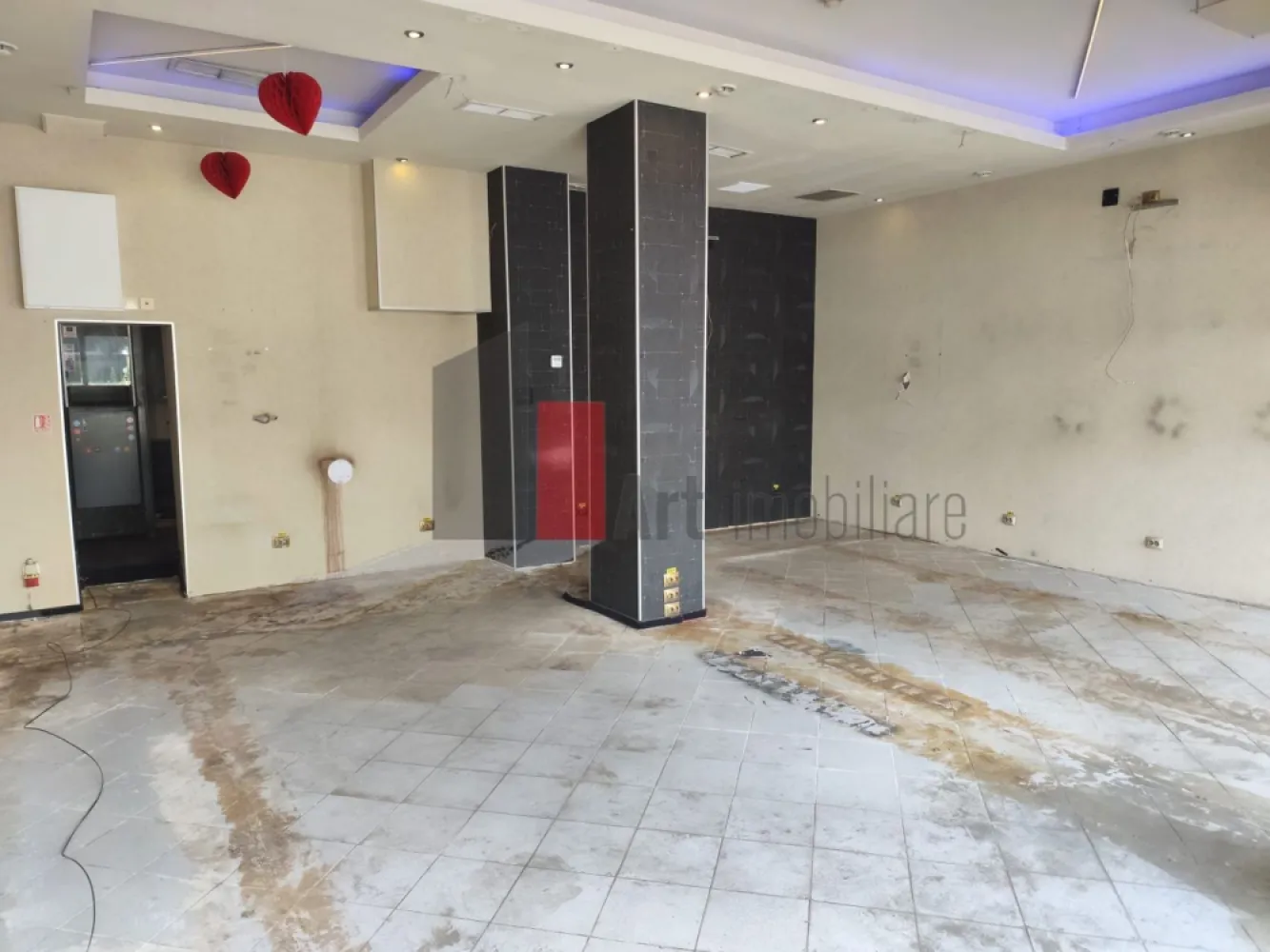 Spatiu comercial de inchiriat in zona Giulesti - Spațiu Comercial De Închiriat – Bulevardul Giulești – Vitrină Stradală 10 Ml – Ideal Retail, Showroom, Horeca Sau Servicii

Se Oferă Spre Închiriere Spațiu Comercial Amplasat Excelent Pe Bulevardul Giulești, Într-O Zonă Cu Trafic Pietonal Intens Și Vizibilitate Foarte Bună, Poziționat La Intrarea În Giulești, În Cadrul Unui Complex Comercial Cunoscut Încă Din Perioada Anilor ’80 Ca Punct Agroalimentar Și Zonă Comercială De Referință.

Spațiul Beneficiază De Deschidere Directă Către Bulevard Și Vitrină Generoasă De Aproximativ 10 Metri Liniari, Oferind Expunere Excelentă Pentru Orice Tip De Activitate Comercială.

Compartimentarea Este Practică Și Eficientă:

Cameră Principală Mare, Tip Open-Space
Încăperi Suplimentare Pentru Birou, Depozitare Sau Activități Auxiliare
Hol
Grup Sanitar Propriu

Spațiul Dispune De:

Curent Trifazic
Utilități Complete
Acces Facil Pentru Aprovizionare
Posibilitate Desfășurare Activitate Horeca

Datorită Poziționării Stradale, Trotuarului Larg Și Fluxului Constant De Persoane, Proprietatea Este Ideală Pentru:

Magazin Alimentar Sau Specializat
Showroom
Farmacie
Cafenea / Bistro / Fast-Food
Salon
Agenție
Servicii Comerciale
Activități Horeca Sau Retail

În Zonă Există Locuri De Parcare, Iar Accesul Este Facil Atât Pietonal, Cât Și Auto.

Spațiul Oferă Toate Condițiile Necesare Desfășurării Unei Activități Comerciale Într-O Zonă Consacrată, Cu Vad Format Și Expunere Excelentă.

Se percepe o chirie + o garantie

Pentru Detalii Suplimentare Și Programarea Unei Vizionări, Vă Stăm La Dispoziție.