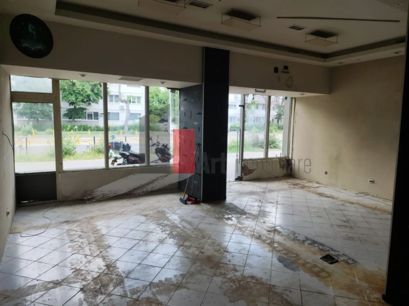 Spatiu comercial de inchiriat in zona Giulesti - Spațiu Comercial De Închiriat – Bulevardul Giulești – Vitrină Stradală 10 Ml – Ideal Retail, Showroom, Horeca Sau Servicii

Se Oferă Spre Închiriere Spațiu Comercial Amplasat Excelent Pe Bulevardul Giulești, Într-O Zonă Cu Trafic Pietonal Intens Și Vizibilitate Foarte Bună, Poziționat La Intrarea În Giulești, În Cadrul Unui Complex Comercial Cunoscut Încă Din Perioada Anilor ’80 Ca Punct Agroalimentar Și Zonă Comercială De Referință.

Spațiul Beneficiază De Deschidere Directă Către Bulevard Și Vitrină Generoasă De Aproximativ 10 Metri Liniari, Oferind Expunere Excelentă Pentru Orice Tip De Activitate Comercială.

Compartimentarea Este Practică Și Eficientă:

Cameră Principală Mare, Tip Open-Space
Încăperi Suplimentare Pentru Birou, Depozitare Sau Activități Auxiliare
Hol
Grup Sanitar Propriu

Spațiul Dispune De:

Curent Trifazic
Utilități Complete
Acces Facil Pentru Aprovizionare
Posibilitate Desfășurare Activitate Horeca

Datorită Poziționării Stradale, Trotuarului Larg Și Fluxului Constant De Persoane, Proprietatea Este Ideală Pentru:

Magazin Alimentar Sau Specializat
Showroom
Farmacie
Cafenea / Bistro / Fast-Food
Salon
Agenție
Servicii Comerciale
Activități Horeca Sau Retail

În Zonă Există Locuri De Parcare, Iar Accesul Este Facil Atât Pietonal, Cât Și Auto.

Spațiul Oferă Toate Condițiile Necesare Desfășurării Unei Activități Comerciale Într-O Zonă Consacrată, Cu Vad Format Și Expunere Excelentă.

Se percepe o chirie + o garantie

Pentru Detalii Suplimentare Și Programarea Unei Vizionări, Vă Stăm La Dispoziție.