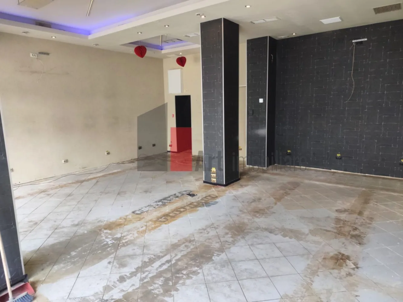 Spatiu comercial de inchiriat in zona Giulesti - Spațiu Comercial De Închiriat – Bulevardul Giulești – Vitrină Stradală 10 Ml – Ideal Retail, Showroom, Horeca Sau Servicii

Se Oferă Spre Închiriere Spațiu Comercial Amplasat Excelent Pe Bulevardul Giulești, Într-O Zonă Cu Trafic Pietonal Intens Și Vizibilitate Foarte Bună, Poziționat La Intrarea În Giulești, În Cadrul Unui Complex Comercial Cunoscut Încă Din Perioada Anilor ’80 Ca Punct Agroalimentar Și Zonă Comercială De Referință.

Spațiul Beneficiază De Deschidere Directă Către Bulevard Și Vitrină Generoasă De Aproximativ 10 Metri Liniari, Oferind Expunere Excelentă Pentru Orice Tip De Activitate Comercială.

Compartimentarea Este Practică Și Eficientă:

Cameră Principală Mare, Tip Open-Space
Încăperi Suplimentare Pentru Birou, Depozitare Sau Activități Auxiliare
Hol
Grup Sanitar Propriu

Spațiul Dispune De:

Curent Trifazic
Utilități Complete
Acces Facil Pentru Aprovizionare
Posibilitate Desfășurare Activitate Horeca

Datorită Poziționării Stradale, Trotuarului Larg Și Fluxului Constant De Persoane, Proprietatea Este Ideală Pentru:

Magazin Alimentar Sau Specializat
Showroom
Farmacie
Cafenea / Bistro / Fast-Food
Salon
Agenție
Servicii Comerciale
Activități Horeca Sau Retail

În Zonă Există Locuri De Parcare, Iar Accesul Este Facil Atât Pietonal, Cât Și Auto.

Spațiul Oferă Toate Condițiile Necesare Desfășurării Unei Activități Comerciale Într-O Zonă Consacrată, Cu Vad Format Și Expunere Excelentă.

Se percepe o chirie + o garantie

Pentru Detalii Suplimentare Și Programarea Unei Vizionări, Vă Stăm La Dispoziție.