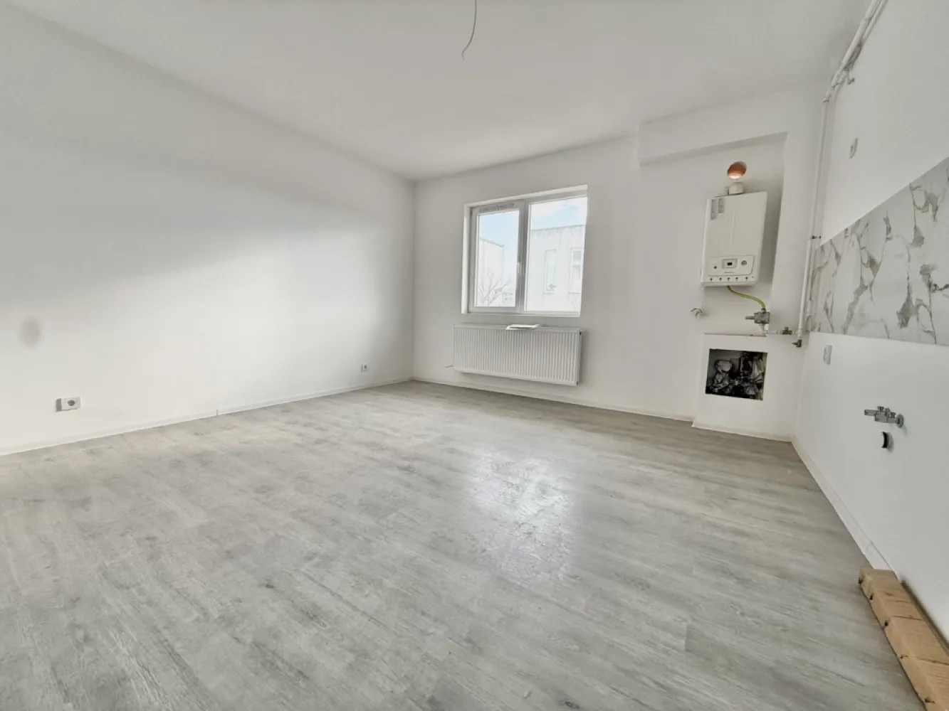 Garsoniera cartier Militari Residence- mutare imediata!! - TVA INCLUS !! Vă prezentăm o garsonieră deosebită, situată în cartierul Militari Residence, într-un bloc modern cu regim de înălțime P+3, poziționat strategic pentru a vă oferi confort și accesibilitate. Detalii proprietate: - Tip: Garsonieră - Etaj: 1 - Finalizata - mutare imediata !! - Locație: Militari Residence Avantaje: - Bloc nou, construit cu materiale de calitate, garantând un standard ridicat de confort. - Poziție excelentă, în imediata apropiere a mijloacelor de transport în comun, pentru o deplasare facilă către orice zonă a orașului. - Acces rapid la instituții educaționale (școli publice), centre comerciale, supermarketuri și mall-uri. - Zonă liniștită, ideală pentru locuit sau investiție. Acum este momentul să achiziționați locuința visurilor dumneavoastră! Contactați-ne pentru mai multe detalii și programarea unei vizionări. }}