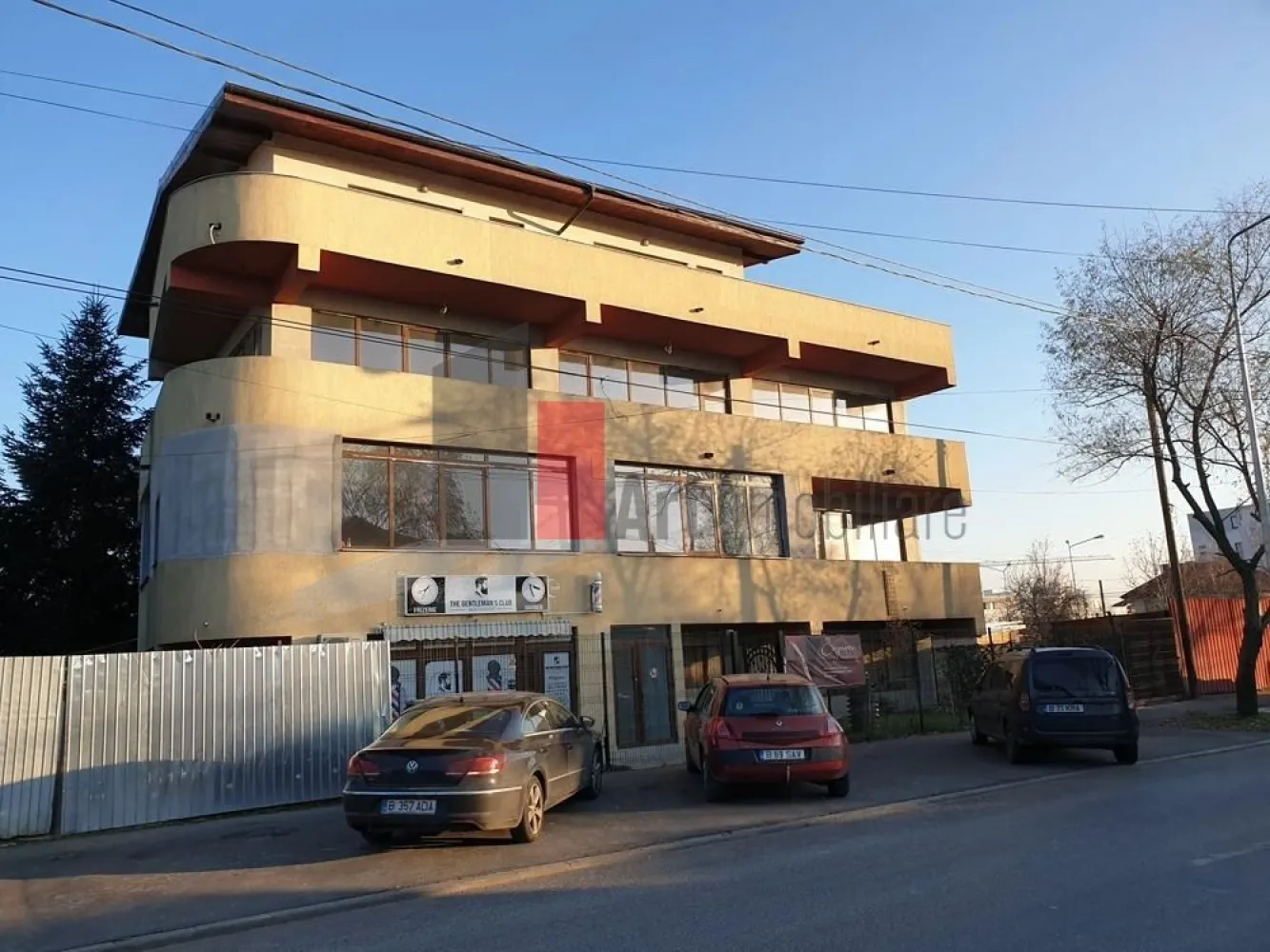 0%Comision Spatiu comercial/birouri zona Sisesti/Vatra noua - Spațiu Birouri 130 Mp Open Space, Clădire Avizată ISU, Zona Vatra Nouă – Sisești

Vă Propunem Spre Închiriere Un Spațiu De Birouri Modern, Cu O Suprafață Utilă De 130 Mp, Situat La Etajul 1 Al Unei Clădiri De Birouri Avizate ISU, În Zona Vatra Nouă – Sisești.

Spațiul Beneficiază De Acces Facil Atât Prin Casa Scării Generoasă, Cât Și Cu Ajutorul Unui Lift Nou De Persoane, Care Asigură Acces Direct La Nivelul Spațiului.

Compartimentarea Open Space Oferă Flexibilitate Maximă Și Permite Adaptarea Facilă În Funcție De Specificul Activității Desfășurate. Suprafața Generoasă Și Configurația Eficientă Fac Ca Proprietatea Să Fie Potrivită Pentru O Gamă Variată De Activități.

Spațiul Dispune De:

130 Mp Utili Open Space;
3 Grupuri Sanitare;
1 Duș;
Cameră Tehnică;
Centrală Termică Nouă Ariston One;
Calorifere Noi;
Tâmplărie Termopan;
Curent Electric 220V Și 380V;
Contorizare Individuală Pentru Gaz, Apă Și Energie Electrică.

Imobilul Se Predă La Prima Închiriere, Toate Finisajele Și Instalațiile Fiind Noi. Materialele Utilizate Sunt De Calitate, Iar Spațiul Oferă Un Nivel Ridicat De Confort Și Eficiență Pentru Viitorii Chiriași.

Clădirea Este Amplasată În Cartierul Vechi Din Zona Vatra Nouă – Sisești, Într-un Cadru Liniștit Și Verde, Ferit De Agitația Bulevardelor Intens Circulate. Deși Se Află În Apropierea Principalelor Artere Din Zonă, Proprietatea Beneficiază De Un Mediu De Lucru Calm Și Plăcut, Ideal Pentru Desfășurarea Activităților Profesionale.

Spațiul Este Pretabil Pentru:

Birouri;
Sediu De Firmă;
Activități IT;
Arhitectură Și Proiectare;
Consultanță;
Call Center;
Activități Medicale Sau De Recuperare;
Cursuri Și Training;
Showroom;
Studio De Creație;
Laboratoare Sau Alte Activități Profesionale.

Poziționarea În Zona Vatra Nouă – Sisești, Suprafața Generoasă, Clădirea Avizată ISU, Finisajele Noi Și Mediul De Lucru Liniștit Recomandă Acest Spațiu Companiilor Care Își Doresc Un Sediu Modern, Eficient Și Reprezentativ.

Nu se percepe comision. Raspund si pe whats app*