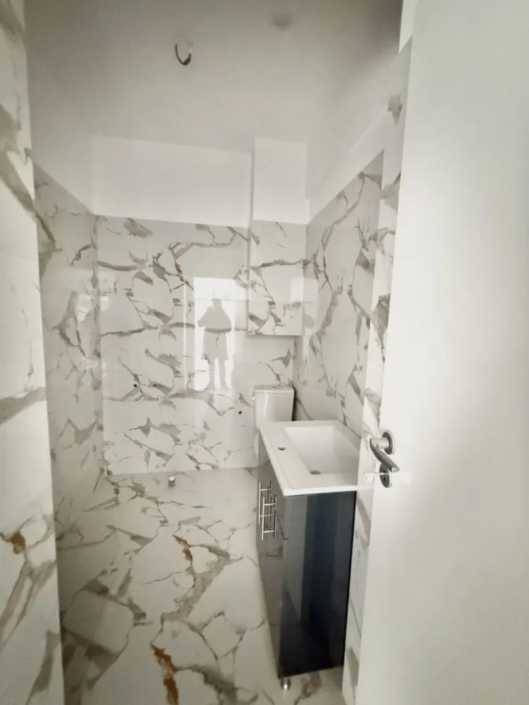 Garsoniera cartier Militari Residence- mutare imediata!! - TVA INCLUS !! Vă prezentăm o garsonieră deosebită, situată în cartierul Militari Residence, într-un bloc modern cu regim de înălțime P+3, poziționat strategic pentru a vă oferi confort și accesibilitate. Detalii proprietate: - Tip: Garsonieră - Etaj: 1 - Finalizata - mutare imediata !! - Locație: Militari Residence Avantaje: - Bloc nou, construit cu materiale de calitate, garantând un standard ridicat de confort. - Poziție excelentă, în imediata apropiere a mijloacelor de transport în comun, pentru o deplasare facilă către orice zonă a orașului. - Acces rapid la instituții educaționale (școli publice), centre comerciale, supermarketuri și mall-uri. - Zonă liniștită, ideală pentru locuit sau investiție. Acum este momentul să achiziționați locuința visurilor dumneavoastră! Contactați-ne pentru mai multe detalii și programarea unei vizionări. }}