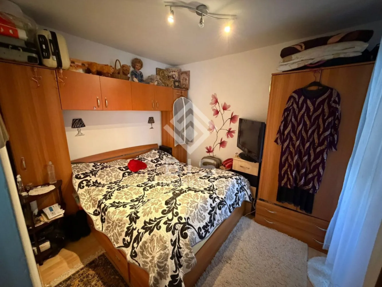 Apartament de vanzare 3 camere - zona Decebal - Oportunitate rară în zonă centrală!
Bis Imobiliare vă propune spre vânzare un apartament cu 3 camere, situat într-o zonă centrală apreciată, aproape de toate facilitățile necesare unui stil de viață confortabil: magazine, școli, mijloace de transport și puncte de interes ale orașului.

Cu o suprafață de 55 mp și compartimentare semidecomandată, locuința oferă un spațiu bine organizat, completat de un balcon ideal pentru momentele de relaxare. Proprietatea reprezintă o alegere excelentă atât pentru locuit, cât și pentru investiție, datorită poziționării și prețului competitiv.

3 camere
 55 mp
Balcon
Compartimentare semidecomandată
Zonă centrală
Preț: 65.500 €

O proprietate cu un raport calitate–preț foarte bun, greu de găsit în această zonă!

Contactează echipa Bis Imobiliare pentru detalii suplimentare și programarea unei vizionări.