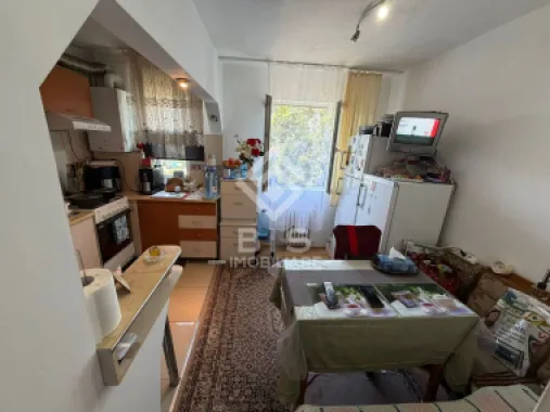 Apartament de vanzare 3 camere - zona Decebal