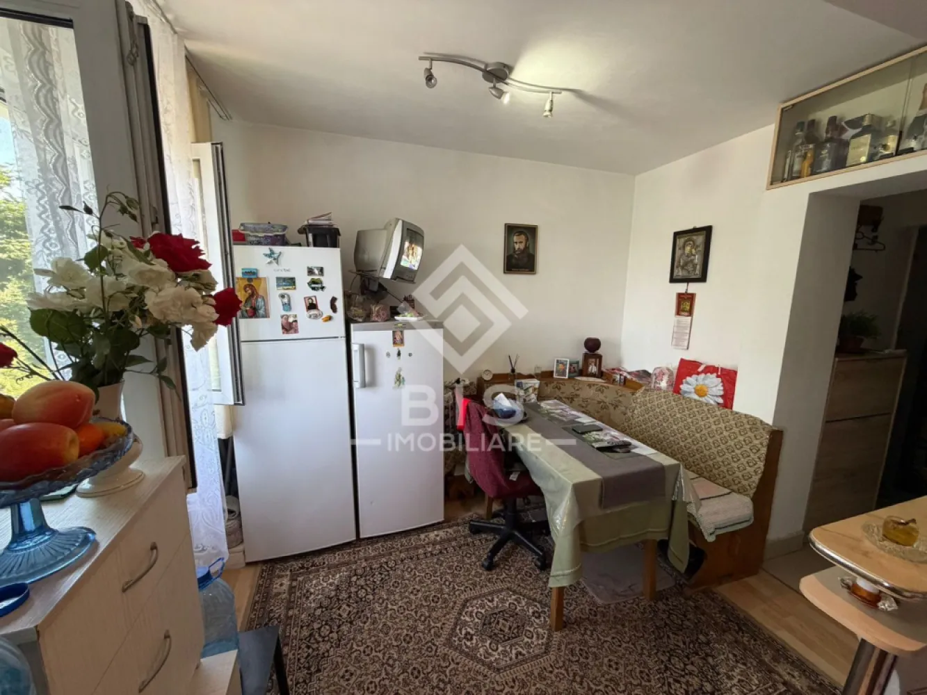 Apartament de vanzare 3 camere - zona Decebal - Oportunitate rară în zonă centrală!
Bis Imobiliare vă propune spre vânzare un apartament cu 3 camere, situat într-o zonă centrală apreciată, aproape de toate facilitățile necesare unui stil de viață confortabil: magazine, școli, mijloace de transport și puncte de interes ale orașului.

Cu o suprafață de 55 mp și compartimentare semidecomandată, locuința oferă un spațiu bine organizat, completat de un balcon ideal pentru momentele de relaxare. Proprietatea reprezintă o alegere excelentă atât pentru locuit, cât și pentru investiție, datorită poziționării și prețului competitiv.

3 camere
 55 mp
Balcon
Compartimentare semidecomandată
Zonă centrală
Preț: 65.500 €

O proprietate cu un raport calitate–preț foarte bun, greu de găsit în această zonă!

Contactează echipa Bis Imobiliare pentru detalii suplimentare și programarea unei vizionări.