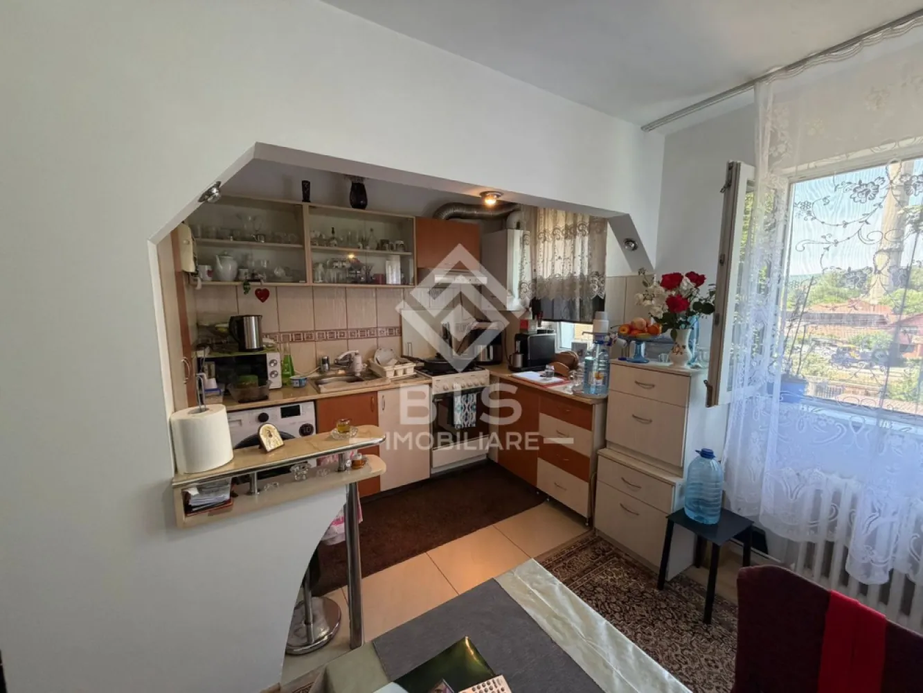 Apartament de vanzare 3 camere - zona Decebal - Oportunitate rară în zonă centrală!
Bis Imobiliare vă propune spre vânzare un apartament cu 3 camere, situat într-o zonă centrală apreciată, aproape de toate facilitățile necesare unui stil de viață confortabil: magazine, școli, mijloace de transport și puncte de interes ale orașului.

Cu o suprafață de 55 mp și compartimentare semidecomandată, locuința oferă un spațiu bine organizat, completat de un balcon ideal pentru momentele de relaxare. Proprietatea reprezintă o alegere excelentă atât pentru locuit, cât și pentru investiție, datorită poziționării și prețului competitiv.

3 camere
 55 mp
Balcon
Compartimentare semidecomandată
Zonă centrală
Preț: 65.500 €

O proprietate cu un raport calitate–preț foarte bun, greu de găsit în această zonă!

Contactează echipa Bis Imobiliare pentru detalii suplimentare și programarea unei vizionări.