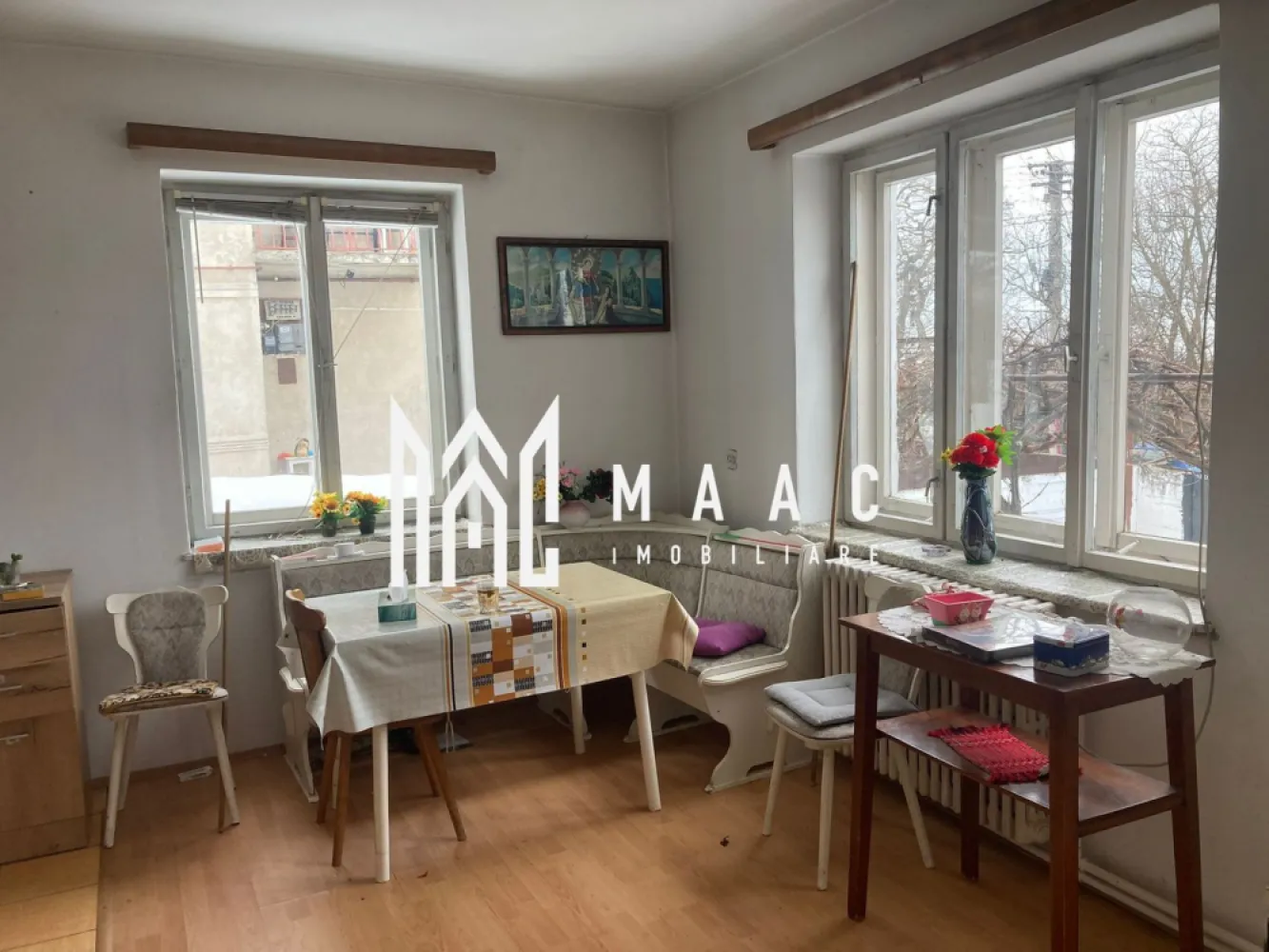 Casă de vânzare pe Calea Poplăcii| 4 camere | Teren 200 mp - MAAC Imobiliare vă propune spre vânzare o casă individuală situată pe Calea Poplăcii, una dintre cele mai apreciate zone din Sibiu, ideală pentru familiile care își doresc confort, intimitate și acces rapid către centrul orașului, Parcul Sub Arini și principalele puncte de interes.

Proprietatea este amplasată pe un teren de 250 mp și este dispusă pe două niveluri, având o amprentă la sol de 65 mp, ceea ce oferă o suprafață utilă totală de aproximativ 130 mp. În plus, casa beneficiază de pivniță și curte proprie, oferind spațiu suplimentar pentru depozitare și relaxare.

Compartimentare

Parter:

Living generos;
Bucătărie;
Baie;
Hol.

Etaj:

3 dormitoare;
Hol.

Subsol:

Pivniță.
Avantajele proprietății
Casă individuală;
Aproximativ 130 mp utili;
Teren de 250 mp;
Curte proprie;
4 camere;
3 dormitoare;
1 baie;
Regim de înălțime P+1;
Pivniță;
Zonă liniștită și bine cotată;
Acces facil către centrul orașului și Parcul Sub Arini.
Localizare

Situată pe Calea Poplăcii, proprietatea beneficiază de o poziționare excelentă, cu acces rapid către școli, grădinițe, supermarketuri, farmacii, mijloace de transport în comun și zone de recreere. Este o alegere ideală pentru cei care își doresc să locuiască într-o zonă consacrată a orașului Sibiu, cu toate facilitățile la îndemână.

Datorită compartimentării eficiente și a curții proprii, această proprietate reprezintă o oportunitate excelentă atât pentru locuință permanentă, cât și pentru investiție.

Pentru informații suplimentare și programarea unei vizionări, contactați consultantul MAAC Imobiliare și menționați codul proprietății. CP3190764